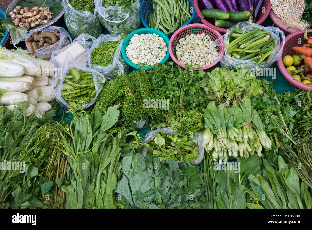 Verkauf von Gemüse auf dem Markt, Mandalay, Myanmar Stockfoto