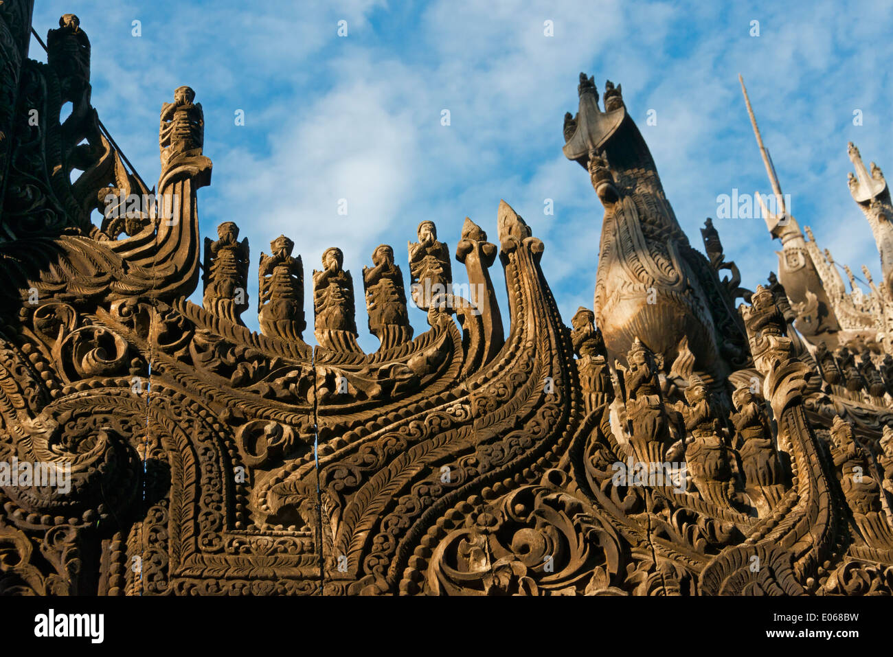 Holzschnitzerei im Shwenandaw Kloster, auch bekannt als der ehemalige Königspalast, gefertigt aus Holz, Mandalay, Myanmar Stockfoto