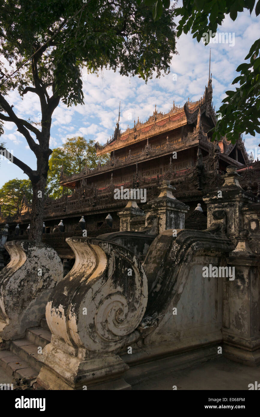Shwenandaw Kloster, auch bekannt als der ehemalige Königspalast, gefertigt aus Holz, Mandalay, Myanmar Stockfoto