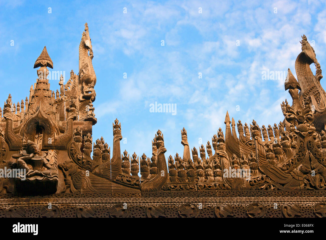 Shwenandaw Kloster, auch bekannt als der ehemalige Königspalast, gefertigt aus Holz, Mandalay, Myanmar Stockfoto