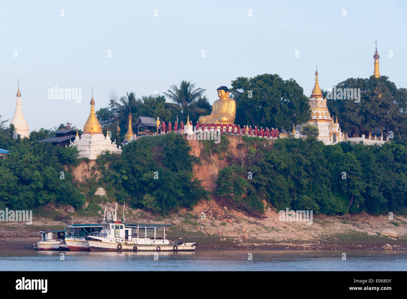 Buddhistische Statue auf Sagaing Hügel entlang des Ayarwaddy River, Mandalay, Myanmar Stockfoto