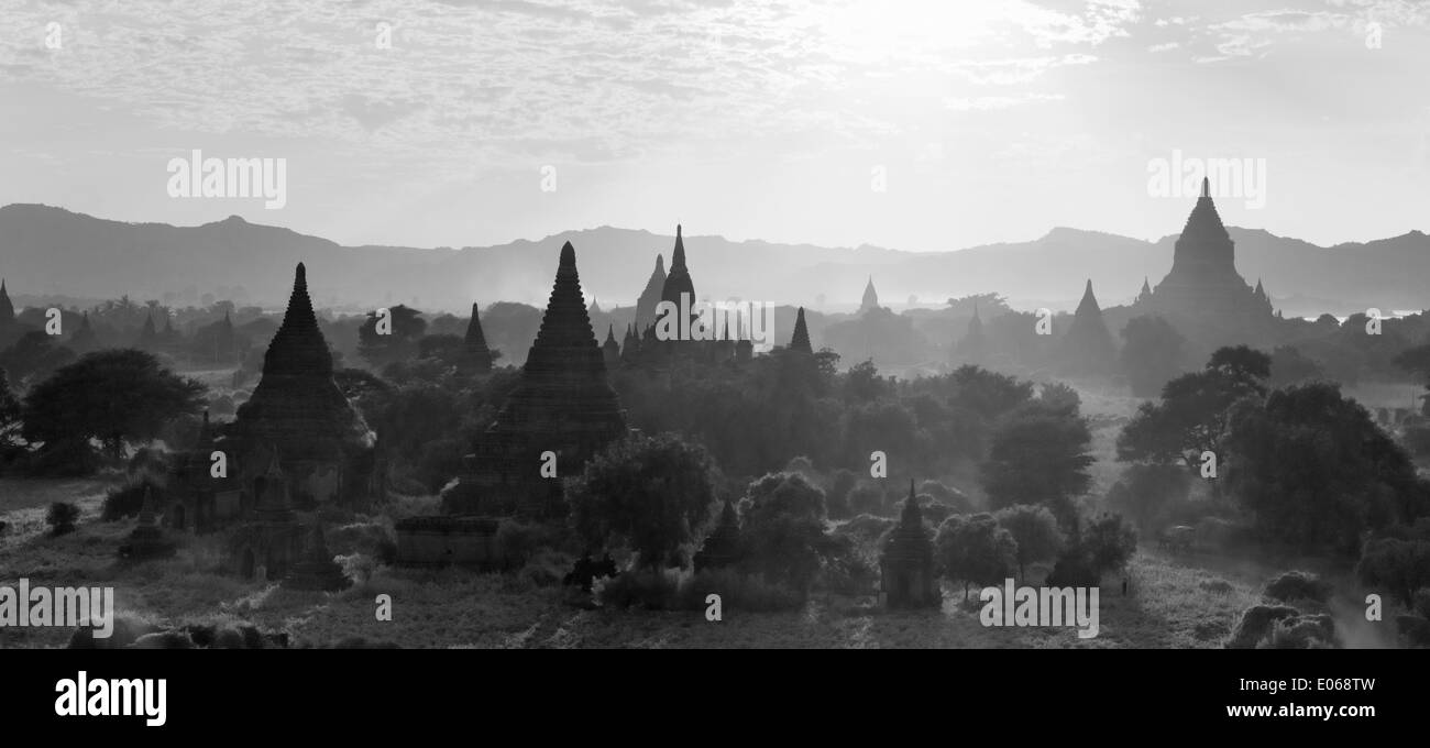 Tempel und Pagoden in den Dschungel, Bagan, Myanmar Stockfoto