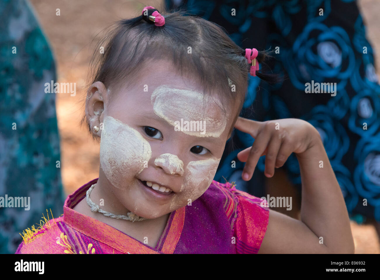 Kleines Mädchen Gesicht angewendet mit Thanaka (Thanakha), eine gelblich-weiße kosmetische Paste aus Boden Rinde, Bagan, Myanmar Stockfoto