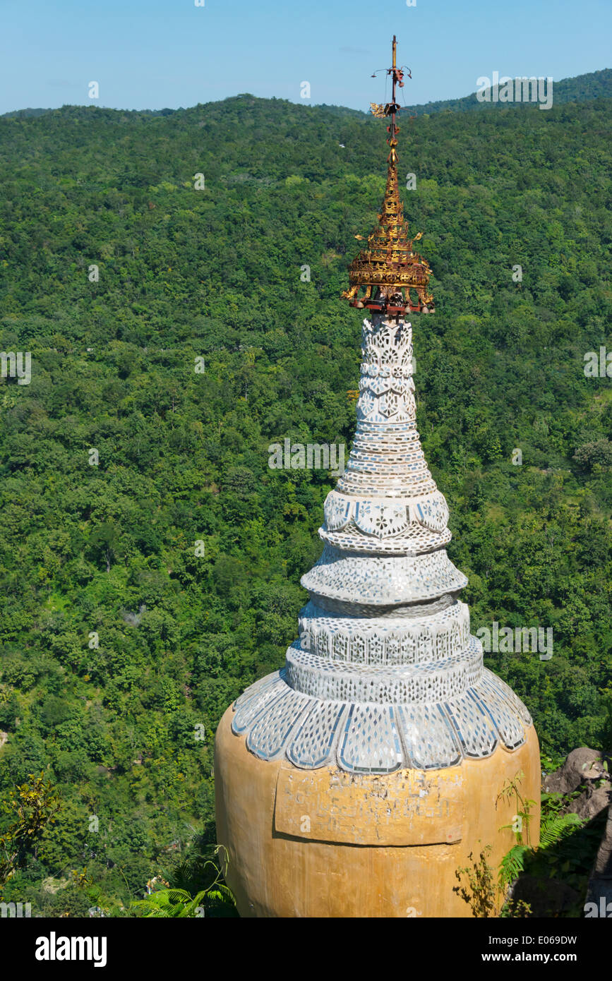 Pagode mit Dschungel, Mount Popa, Myanmar Stockfoto