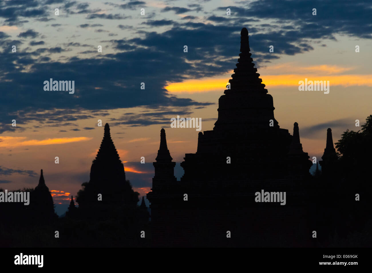Silhouette von antiken Tempeln und Pagoden bei Sonnenuntergang, Bagan, Myanmar Stockfoto