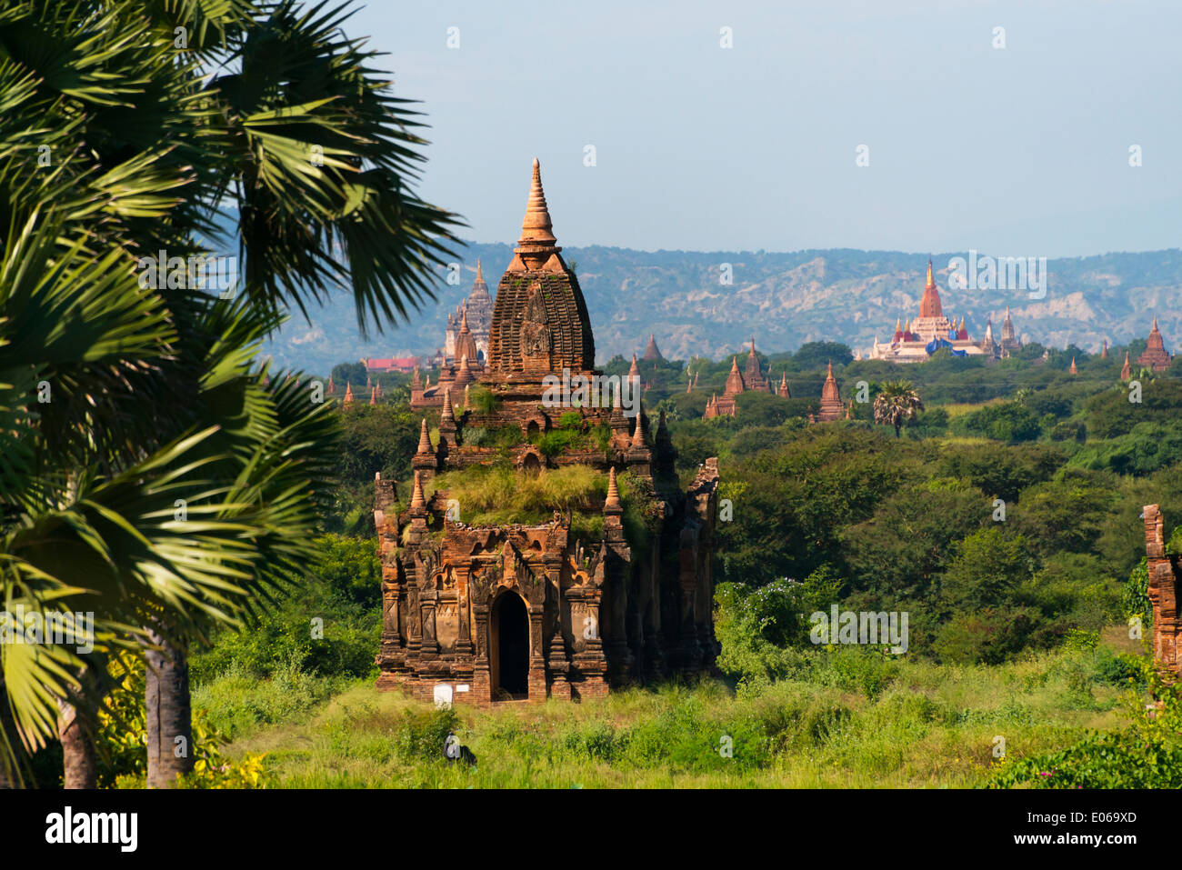 Antiken Tempeln und Pagoden in den Dschungel, Bagan, Myanmar Stockfoto