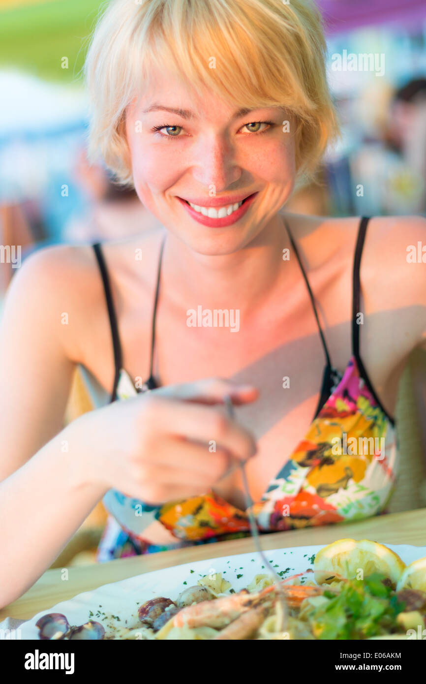 Frau, die gesunde Ernährung. Stockfoto