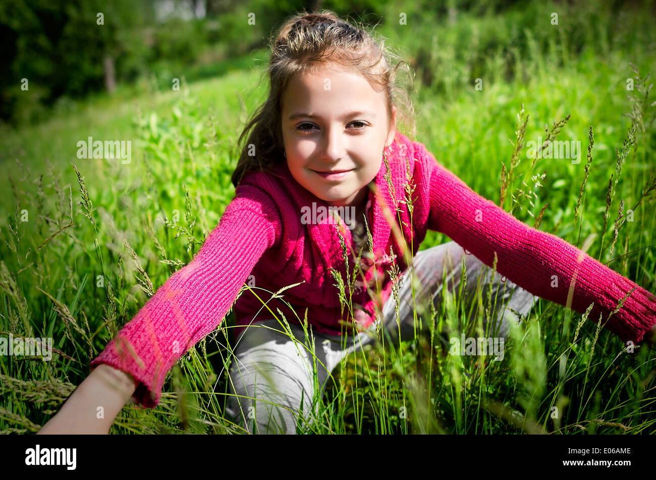 Kind sitzt auf dem Rasen im Frühjahr park Stockfoto, Bild 68981598 Alamy
