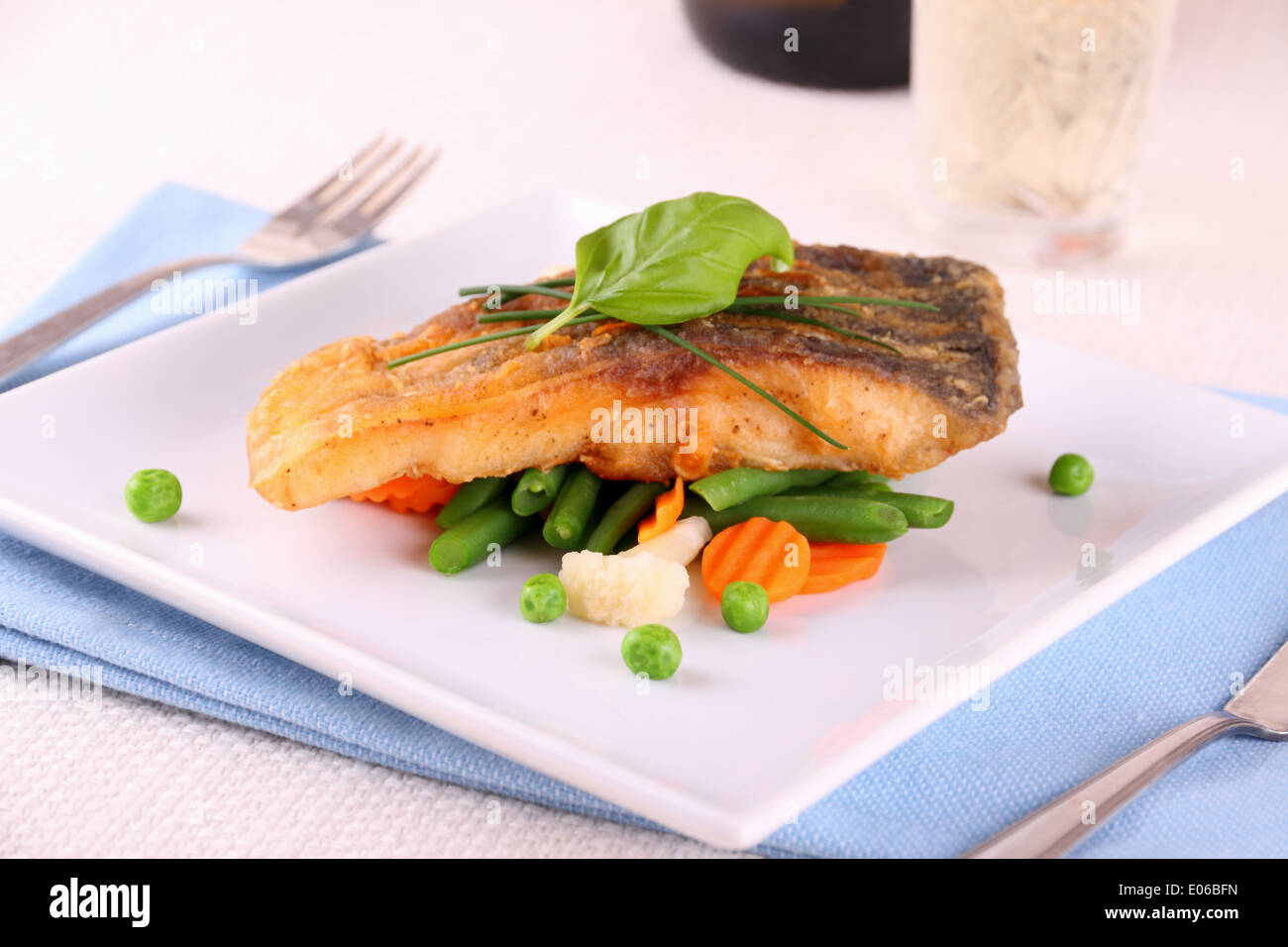 Gebratener Karpfen Fisch-Filet mit Gemüse, Nahaufnahme Stockfoto