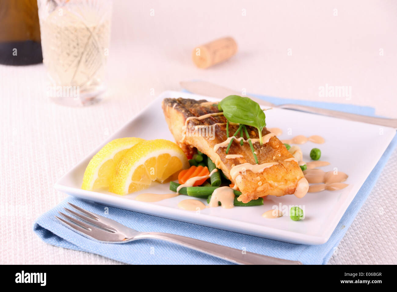 Gebratener Karpfen Fisch-Filet mit Gemüse, Wein, Nahaufnahme Stockfoto