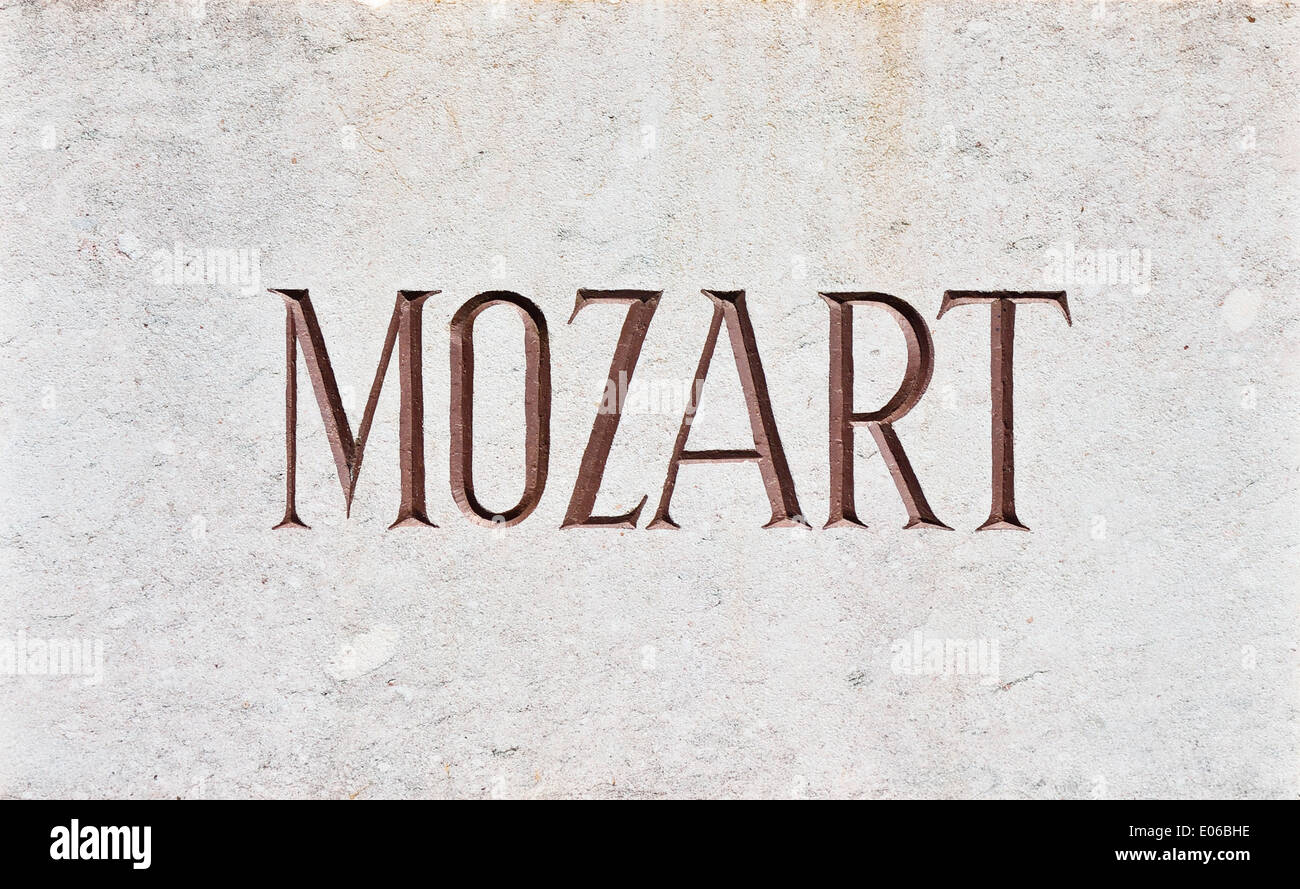 MOZART-Briefe - der Name Mozart in Großbuchstaben geschrieben und in Stein gemeißelt. Stockfoto