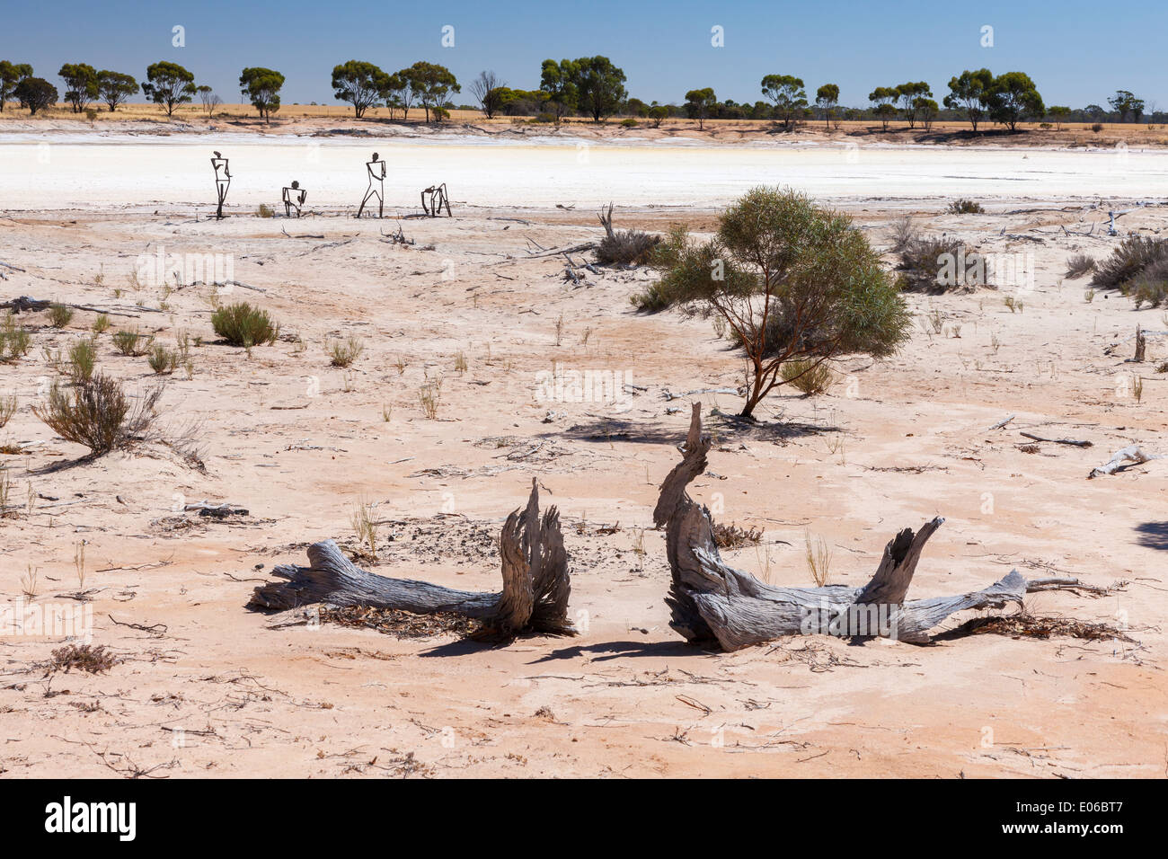 Skulpturen aus Schrott am Rande eines Salzsees, Western Australia. Stockfoto