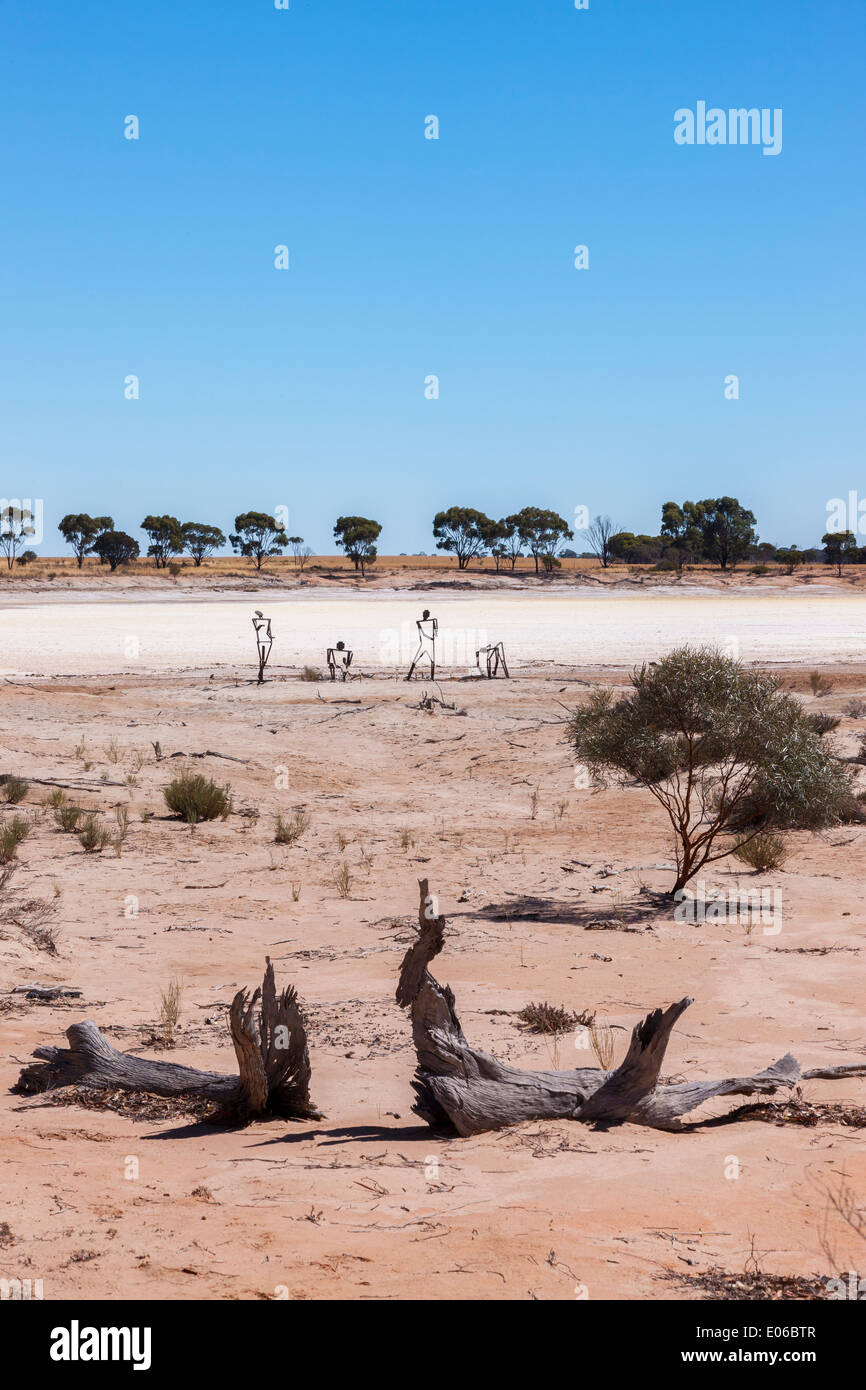 Skulpturen aus Schrott am Rande eines Salzsees, Western Australia. Stockfoto