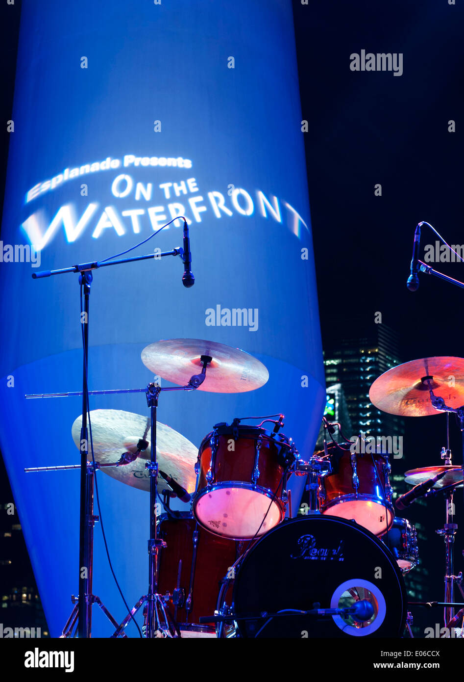 Schlagzeug auf der Bühne des Esplanade Outdoor Theater, Esplanade Theater On The Bay, Marina Bay, Singapur Stockfoto