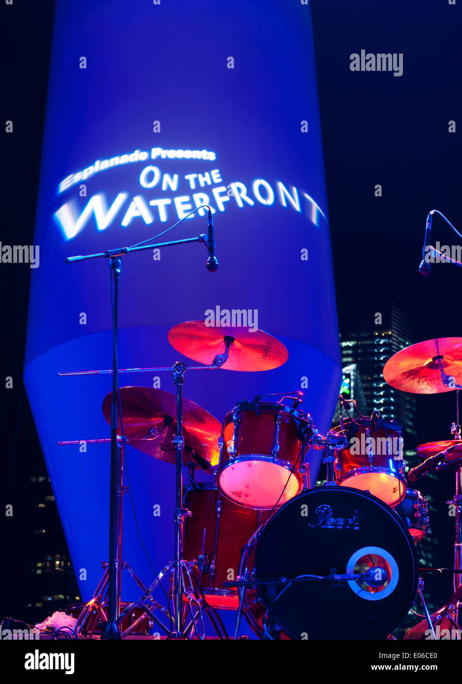 Schlagzeug auf der Bühne des Esplanade Outdoor Theater, Esplanade Theater On The Bay, Marina Bay, Singapur Stockfoto