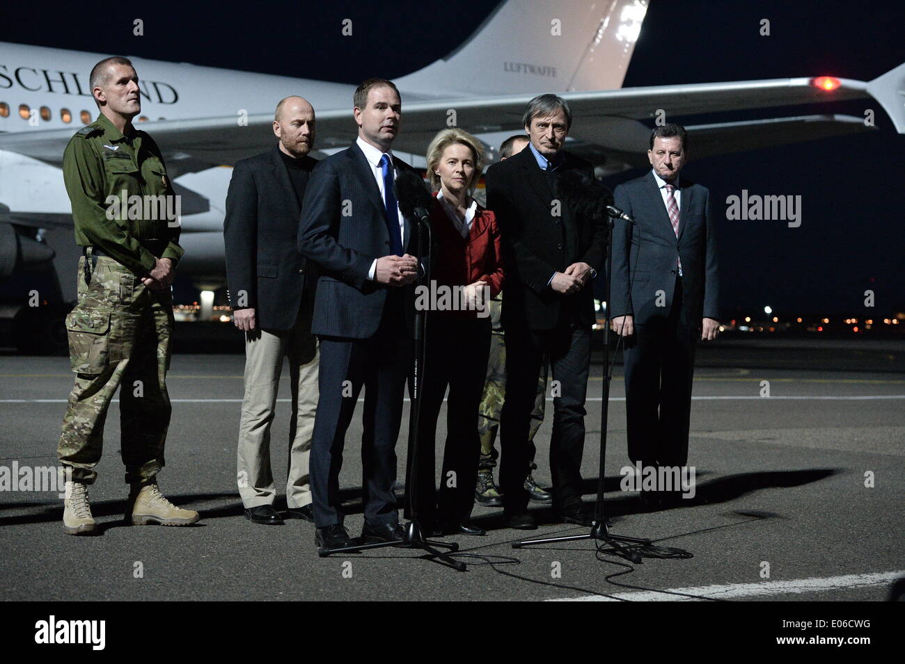 (2-L-R) Axel Schneider, Leiter der befreiten Mitglieder der Organisation für Sicherheit und Zusammenarbeit und Sicherheit in Europa (OSZE) Militärbeobachter, dänische Verteidigungsminister Nicolai Wammen, Bundesministerin Ursula von der Leyen in Verteidigung und ihre tschechischen Amtskollegen Martin Stropnicky, abhalten eine Pressekonferenz am Flughafen Berlin-Tegel in Berlin, Deutschland, 3. Mai 2014. Axel Schneider und anderen OSZE-Beobachter, einschließlich dänische, polnische und tschechische Staatsangehörige von pro-russischen Separatisten in der östlichen veröffentlicht wurden, Ukraine nach in der Stadt Slaviansk seit statt 25 April, als sie, durch Trennung festgenommen wurden Stockfoto