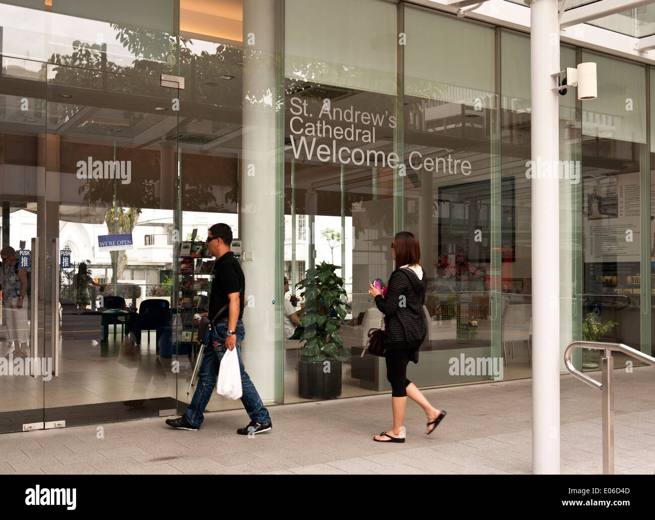Der Eintritt Eintritt für das Welcome Center in St. Andrew's Cathedral, die Anglikanische Kirche in North Bridge Road, Singapur Stockfoto