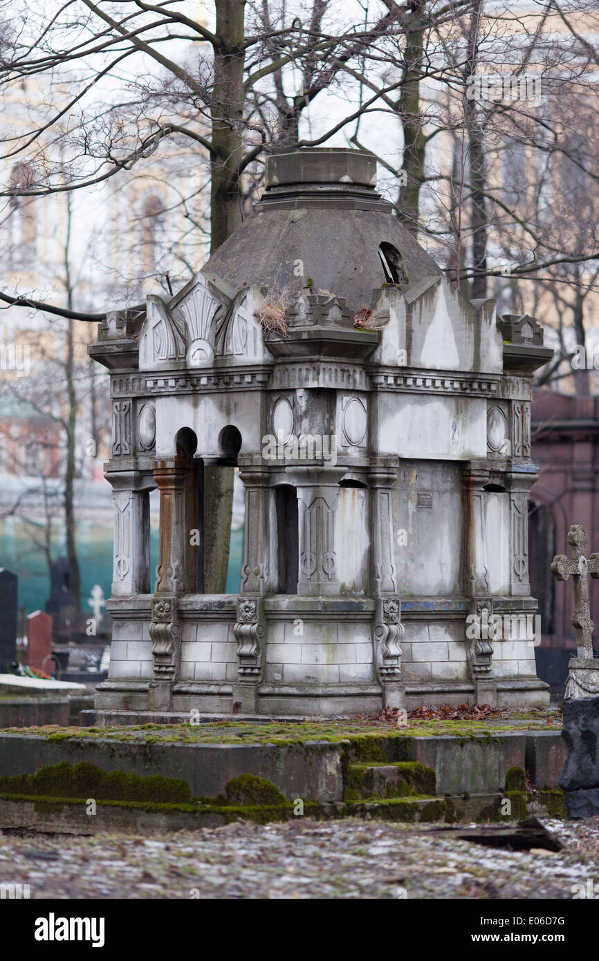 Krypta am St.-Nikolaus-Friedhof in der Nähe von Alexander Nevsky-Monastery in St. Petersburg, Russland Stockfoto
