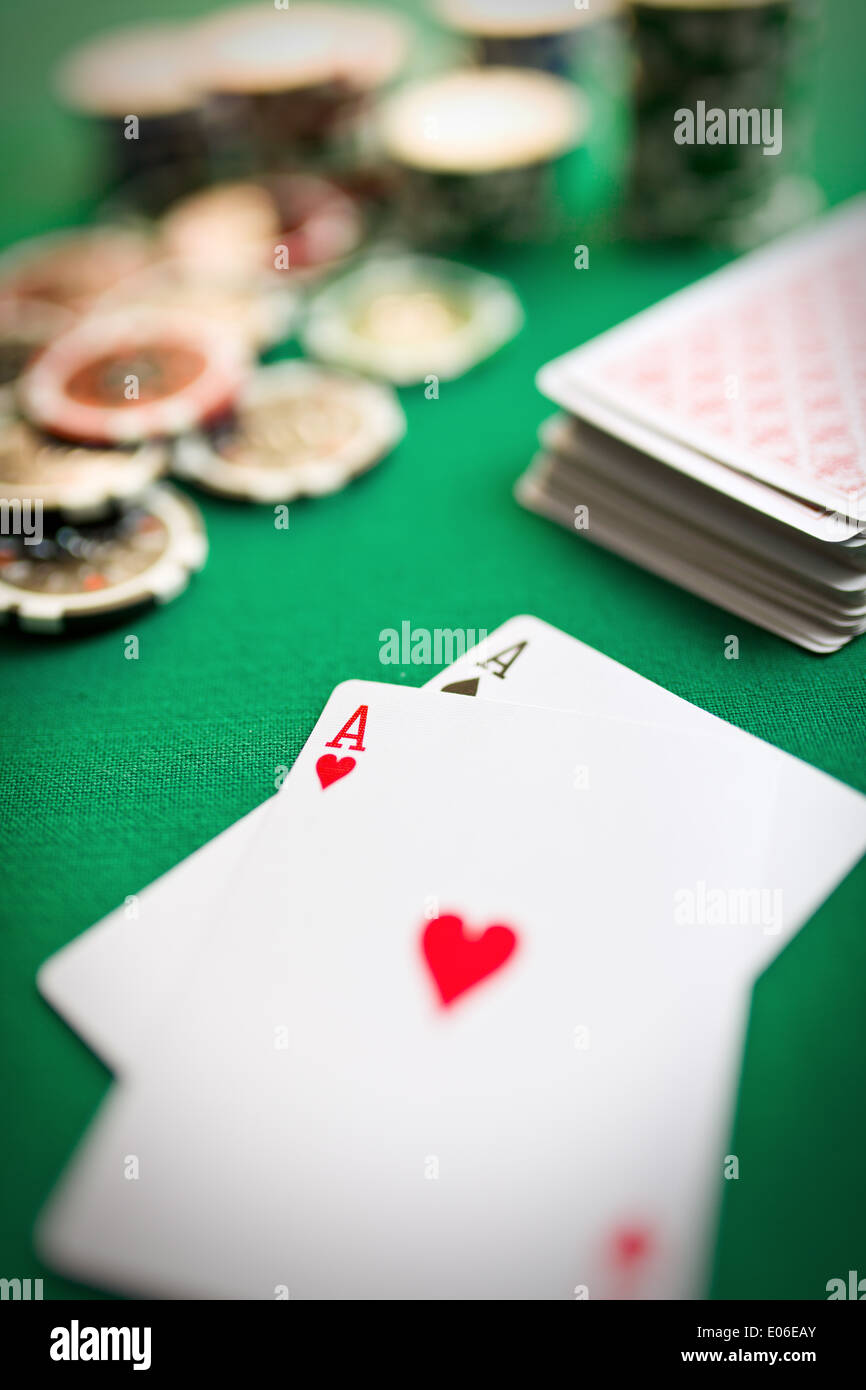 zwei Asse auf grüne Casino-Tisch Stockfoto