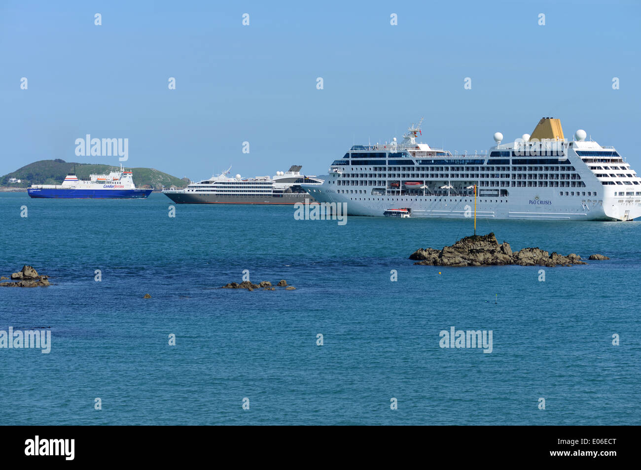 Kreuzfahrtschiffe und ein Cross-Channel Fähre vor der Küste von Guernsey, Channel Islands Stockfoto