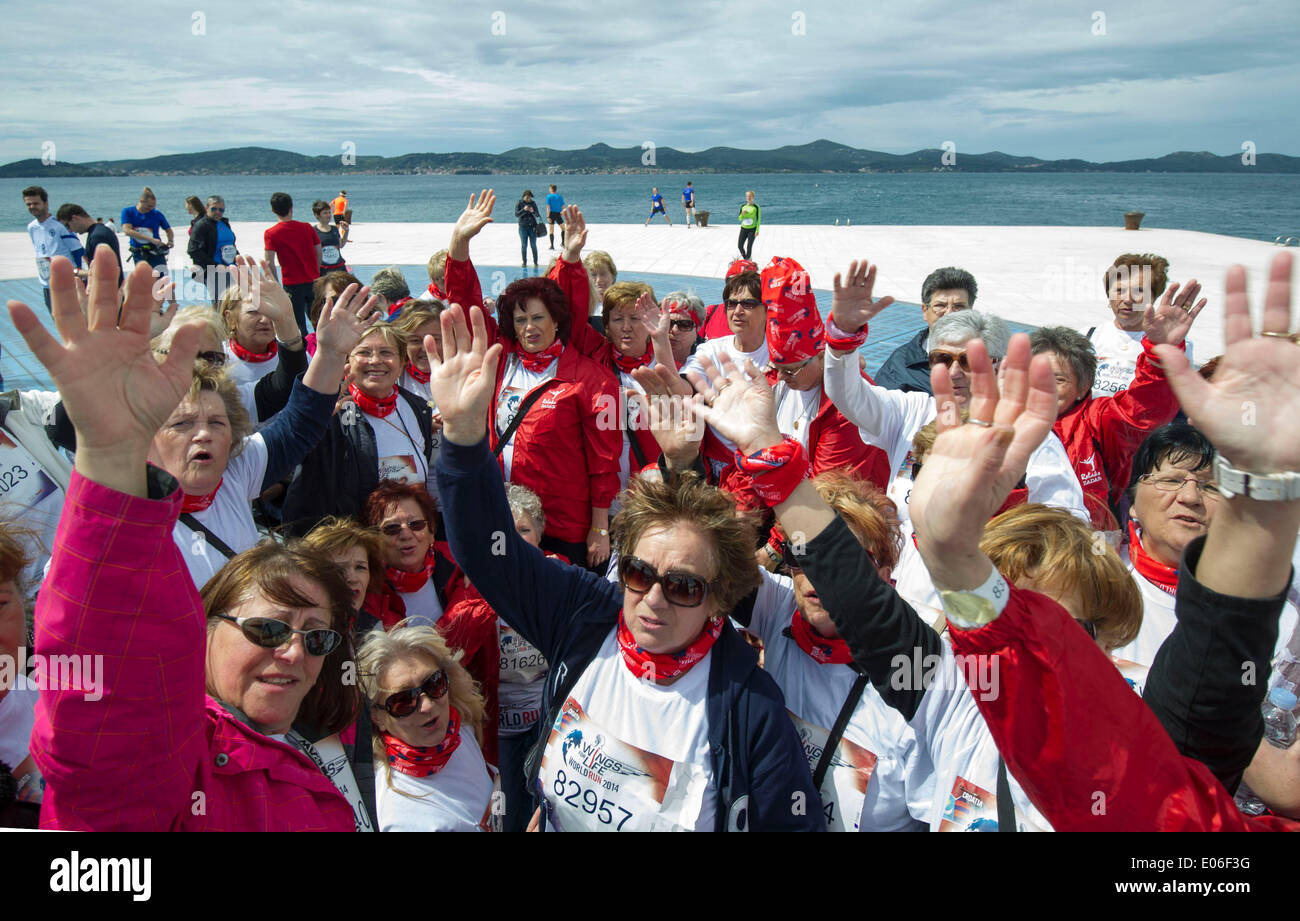 (140504)--ZADAR, 4. Mai 2014 (Xinhua) - eine Gruppe von älteren Läufer Pose für ein Foto während der Wings for Life World Run Rennen in Zadar, Kroatien, 4. Mai 2014. Fast 2500 Teilnehmer nahmen an das globale Ereignis in der kroatischen Küstenstadt Zadar statt. Läufer aus 164 Nationen, Teilnahme an 34 Standorten in 32 Ländern in 13 Zeitzonen begann zur gleichen Zeit, Geld und Aufmerksamkeit für die Verletzung des Rückenmarks zu erhöhen.   (Xinhua/Miso-Lisanin) Stockfoto