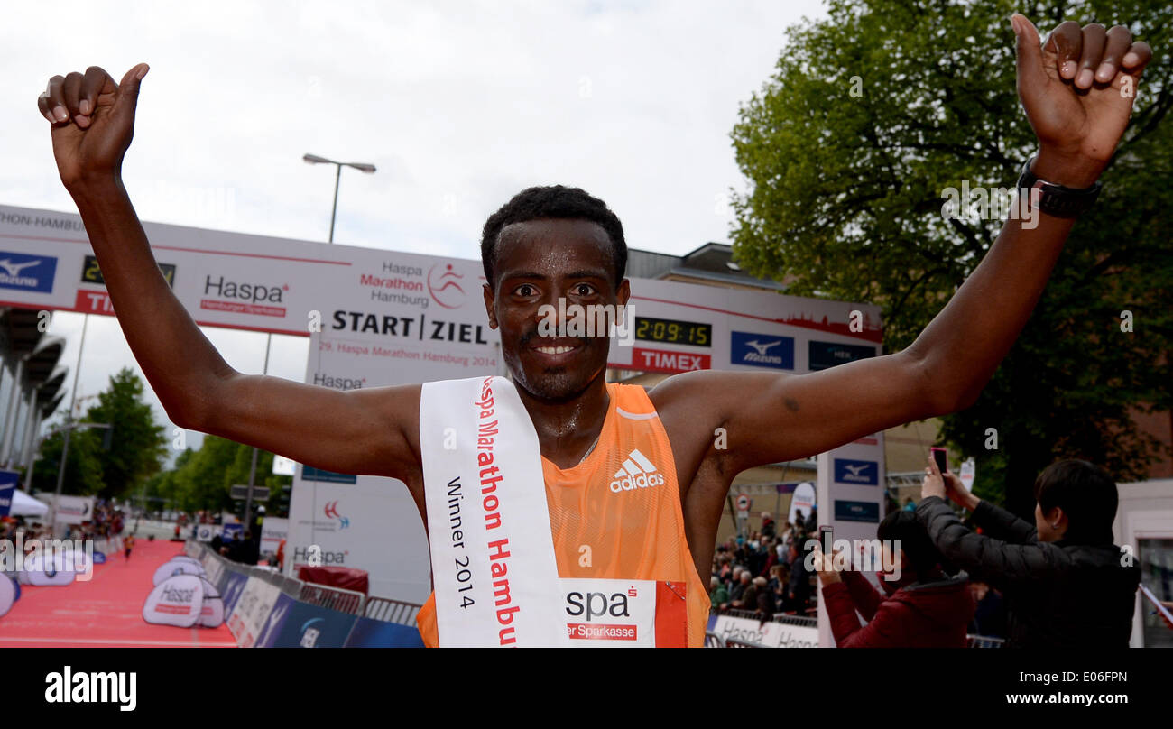 Shumi Dechasa von Äthiopien feiert gewinnt den 289. Hamburg Maraton in Hamburg, Deutschland 4. Mai 2014. Foto: DANIEL REINHARDT/dpa Stockfoto