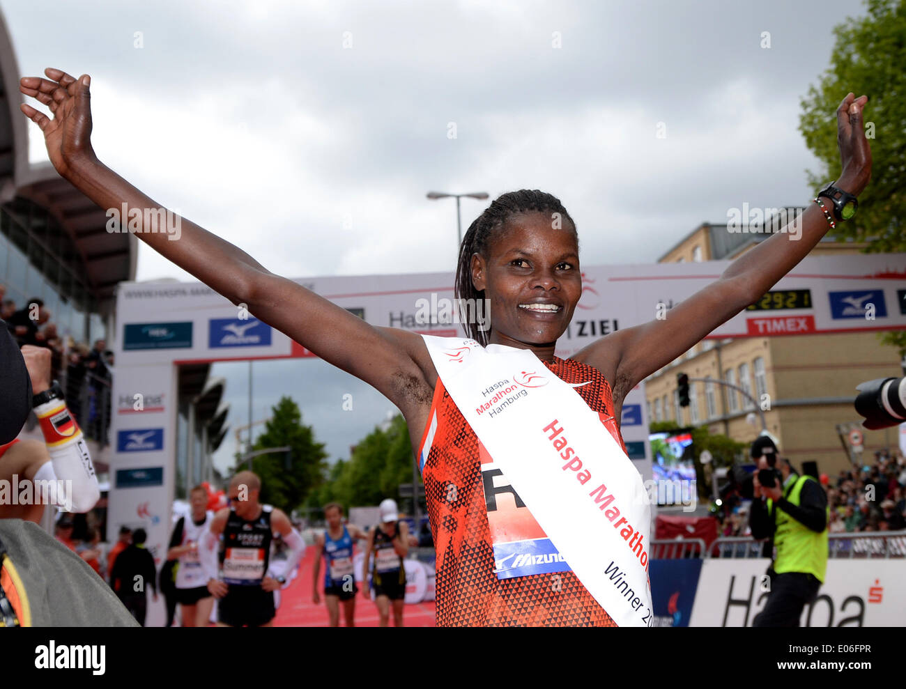 Georgina Rono Kenia feiert 29. Hamburg-Maraton in Hamburg, Deutschland 4. Mai 2014 zu gewinnen. Foto: DANIEL REINHARDT/dpa Stockfoto