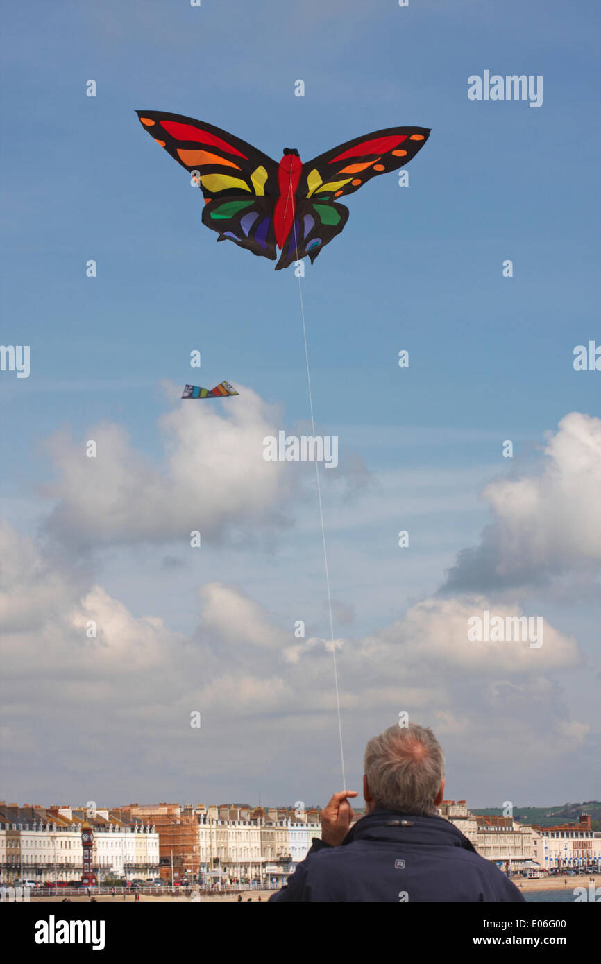 Weymouth, Großbritannien. 04.. Mai 2014. Beim Weymouth Kite Festival man mit dem bunten Schmetterlingsdrachen können Besucher die Vielfalt der bunten Drachen am Himmel zu Musik tanzen sehen. Kredit: Carolyn Jenkins/Alamy Live News Stockfoto