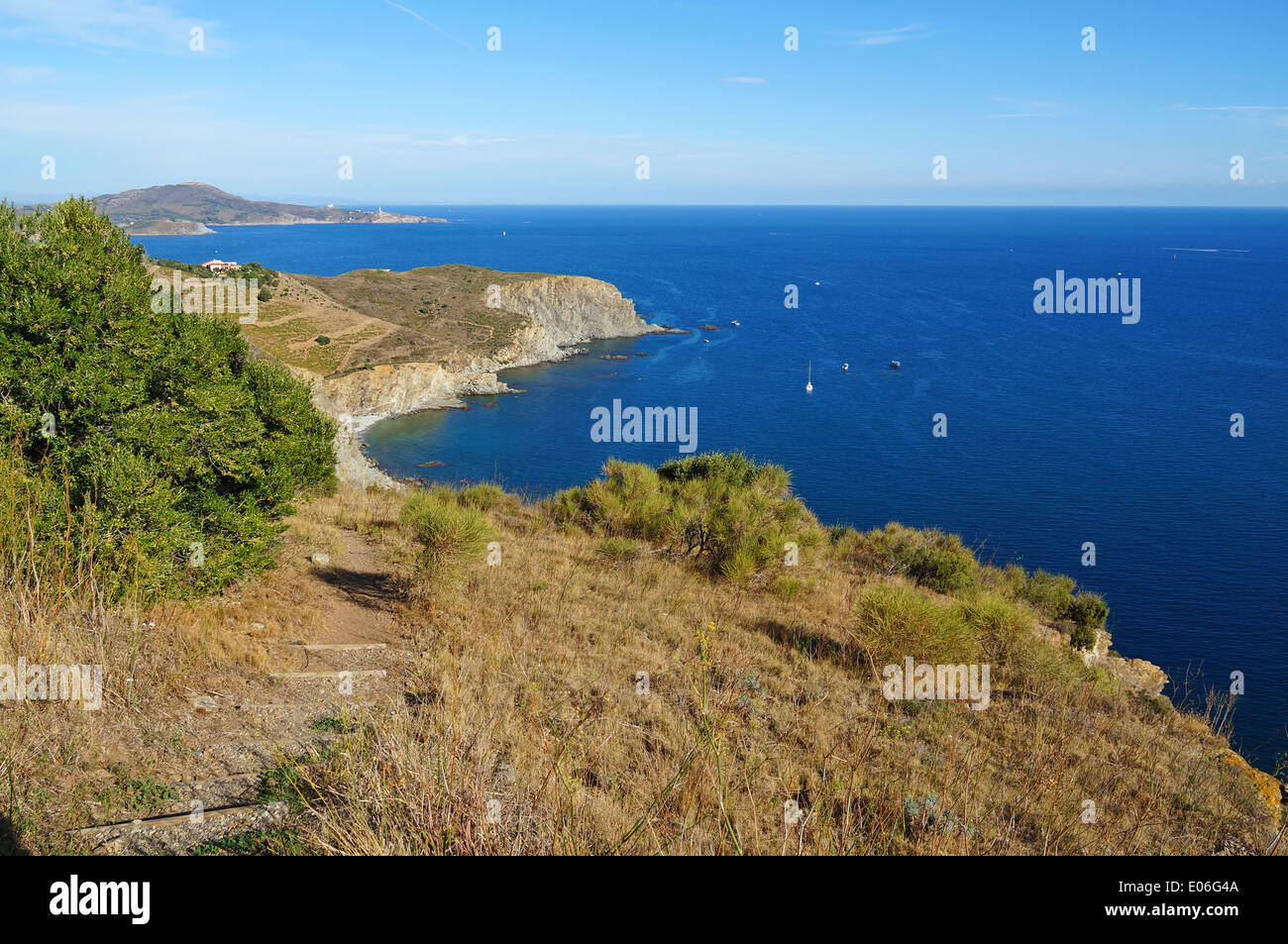 Küsten Wanderweg führt zum einsamen Bucht an der felsigen Küste von Mittelmeer, Roussillon, Pyrenäen Orientales Frankreich Stockfoto