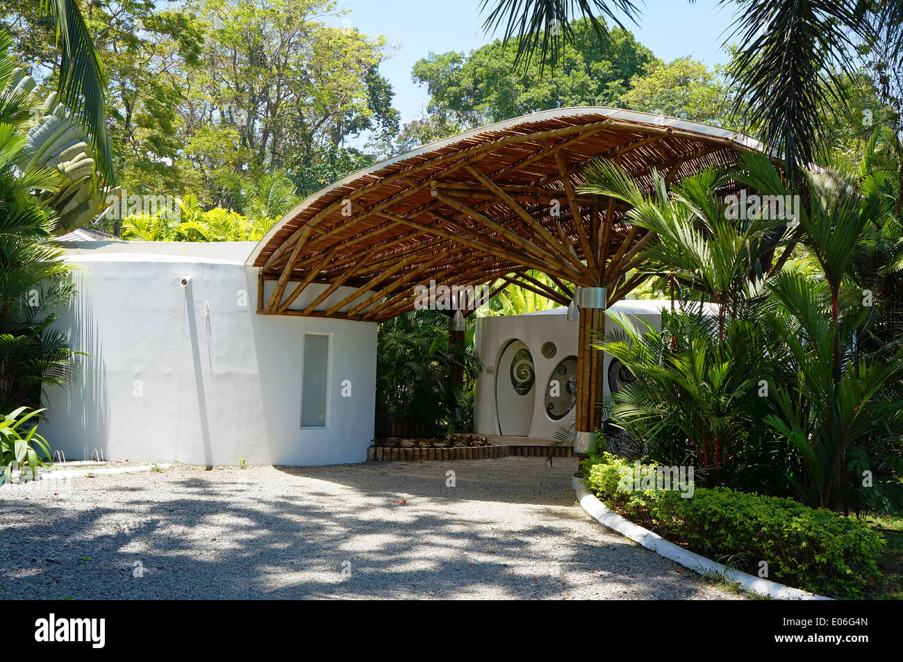 Tropischer Architektur, überdachte Einfahrt, die mit Bambus, Karibik, Puerto Viejo, Costa Rica Stockfoto