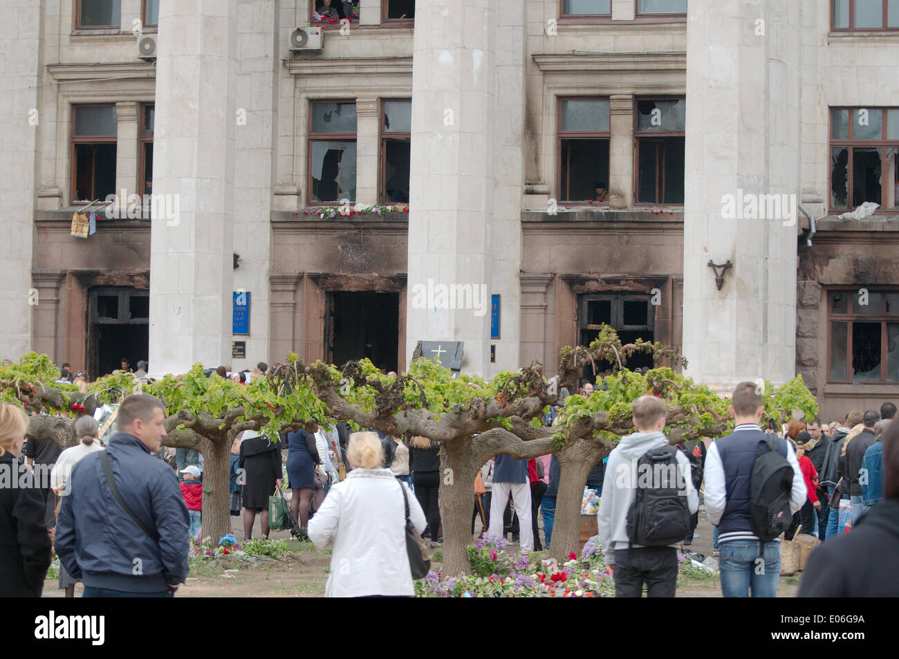 Odessa, Ukraine. 02Th Mai, 2014. Die verbrannten Trades Union Gebäude in Odessa, Ukraine. Die Menschen kamen, die Erinnerung an die 42 Anhänger der Föderalisierung der Ukraine, die lebendig auf die Anhänger der Gebäude eine einheitliche Ukraine, die die Bomben warfen Benzin (Molotow Cocktail) Credit: Andrey Nekrasov/Alamy Leben Nachrichten gebrannt wurden zu Ehren Stockfoto