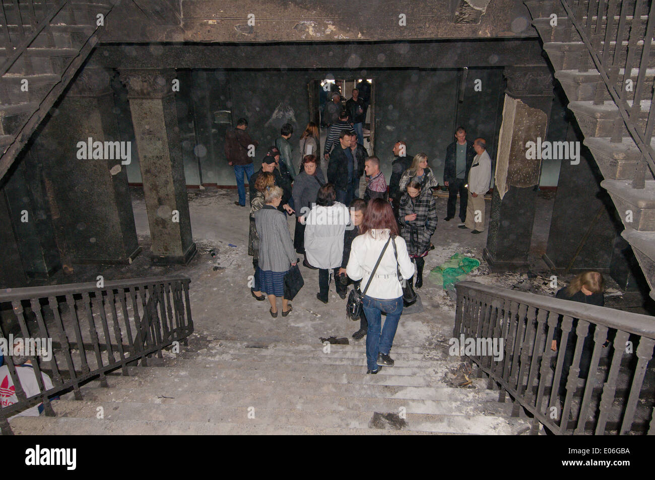 Odessa, Ukraine. 4. Mai 2014. Die verbrannten Trades Union Building in Odessa, Ukraine. Leute kamen zu Ehren von 42 Anhänger der Föderalisierung der Ukraine, die lebendig verbrannt wurden von den Anhängern der Aufbau einer einheitlichen Ukraine, Molotowcocktails (Brandsatz) Credit warf: Andrei Nekrassow/Alamy Live News Stockfoto