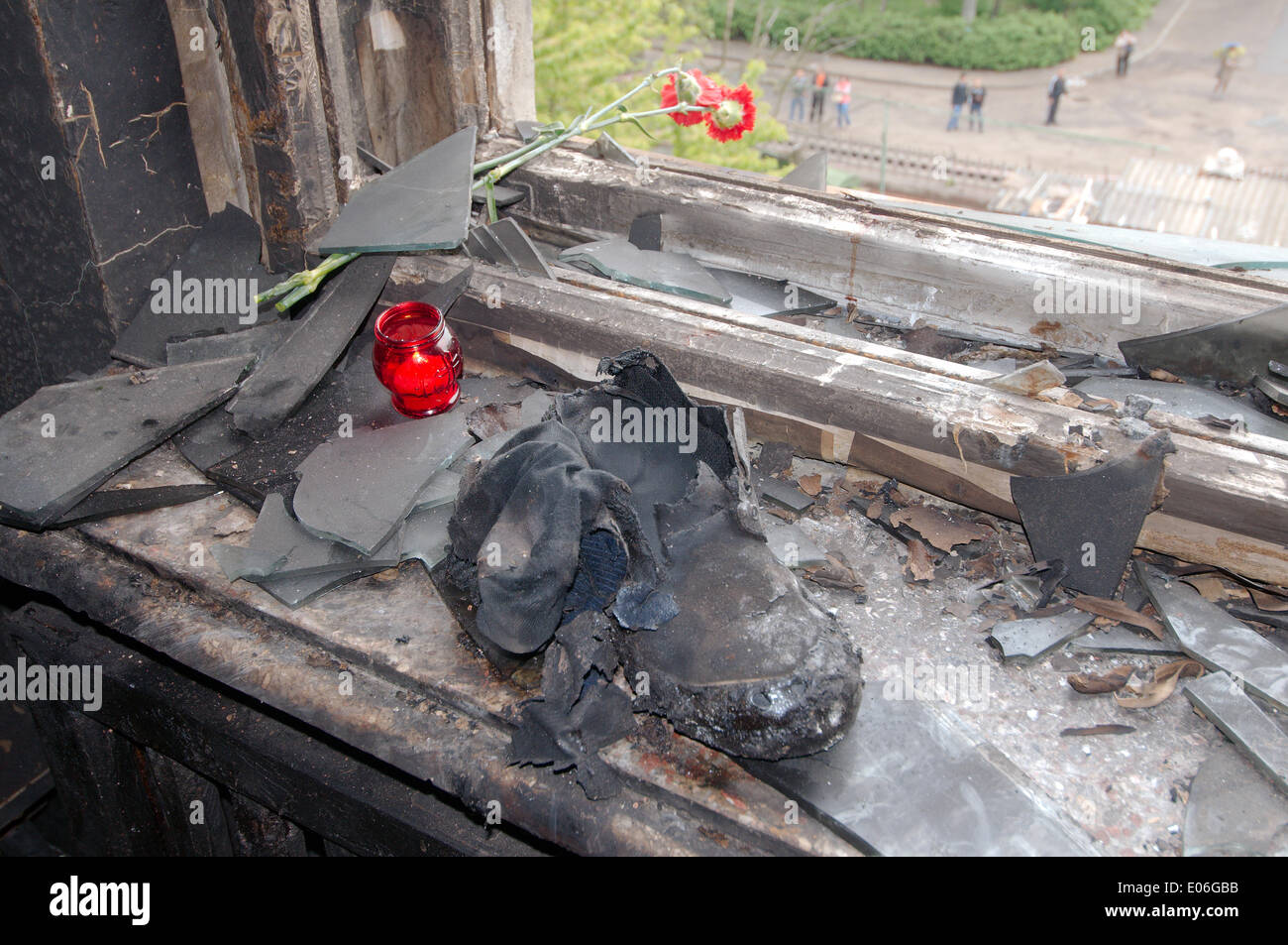 Odessa, Ukraine. 4. Mai 2014. Die verbrannten Trades Union Building in Odessa, Ukraine. Leute kamen zu Ehren von 42 Anhänger der Föderalisierung der Ukraine, die lebendig verbrannt wurden von den Anhängern der Aufbau einer einheitlichen Ukraine, Molotowcocktails (Brandsatz) Credit warf: Andrei Nekrassow/Alamy Live News Stockfoto