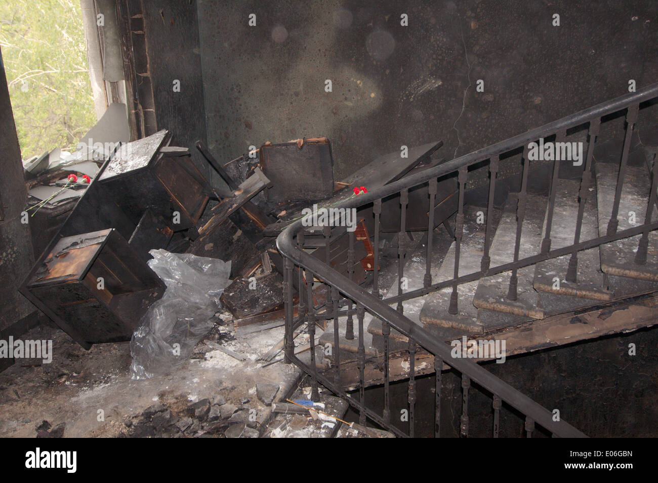 Odessa, Ukraine. 4. Mai 2014. Die verbrannten Trades Union Building in Odessa, Ukraine. Leute kamen zu Ehren von 42 Anhänger der Föderalisierung der Ukraine, die lebendig verbrannt wurden von den Anhängern der Aufbau einer einheitlichen Ukraine, Molotowcocktails (Brandsatz) Credit warf: Andrei Nekrassow/Alamy Live News Stockfoto