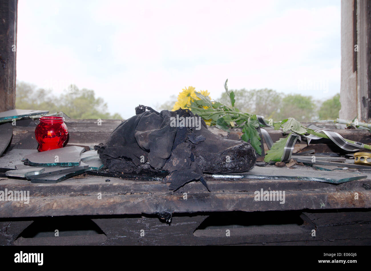Odessa, Ukraine. 4. Mai 2014. Die verbrannten Trades Union Building in Odessa, Ukraine. Leute kamen zu Ehren von 42 Anhänger der Föderalisierung der Ukraine, die lebendig verbrannt wurden von den Anhängern der Aufbau einer einheitlichen Ukraine, Molotowcocktails (Brandsatz) Credit warf: Andrei Nekrassow/Alamy Live News Stockfoto