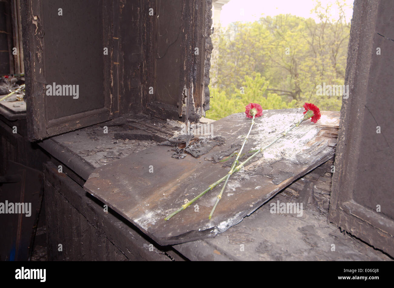 Odessa, Ukraine. 4. Mai 2014. Die verbrannten Trades Union Building in Odessa, Ukraine. Leute kamen zu Ehren von 42 Anhänger der Föderalisierung der Ukraine, die lebendig verbrannt wurden von den Anhängern der Aufbau einer einheitlichen Ukraine, Molotowcocktails (Brandsatz) Credit warf: Andrei Nekrassow/Alamy Live News Stockfoto