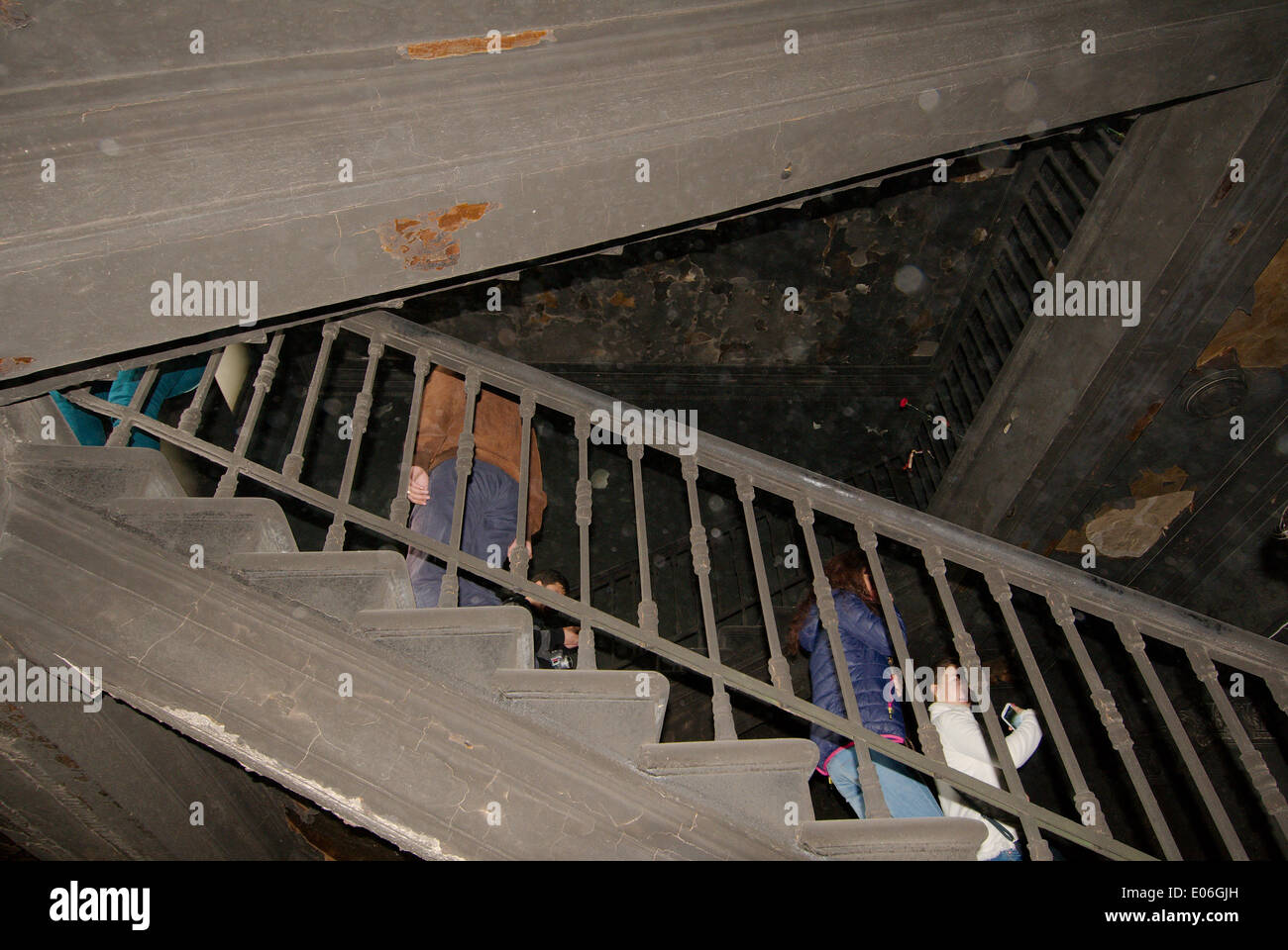 Odessa, Ukraine. 4. Mai 2014. Die verbrannten Trades Union Building in Odessa, Ukraine. Leute kamen zu Ehren von 42 Anhänger der Föderalisierung der Ukraine, die lebendig verbrannt wurden von den Anhängern der Aufbau einer einheitlichen Ukraine, Molotowcocktails (Brandsatz) Credit warf: Andrei Nekrassow/Alamy Live News Stockfoto