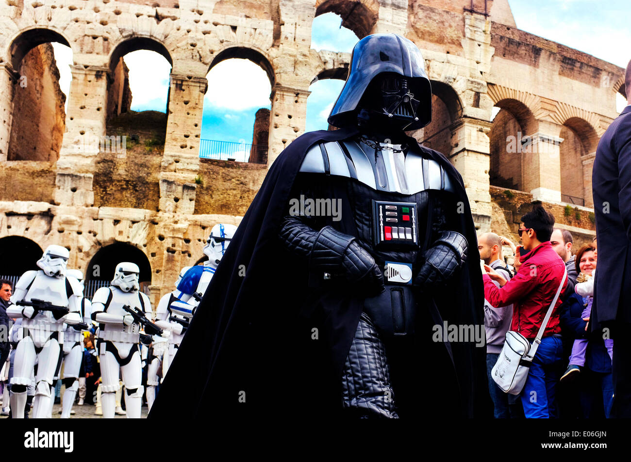 Rom, Italien, 4. Mai 2014 Star Wars Fans feiern 4. Mai (die Kraft) vor dem Kolosseum Credit: Fabrizio Troiani/Alamy leben Nachrichten Stockfoto