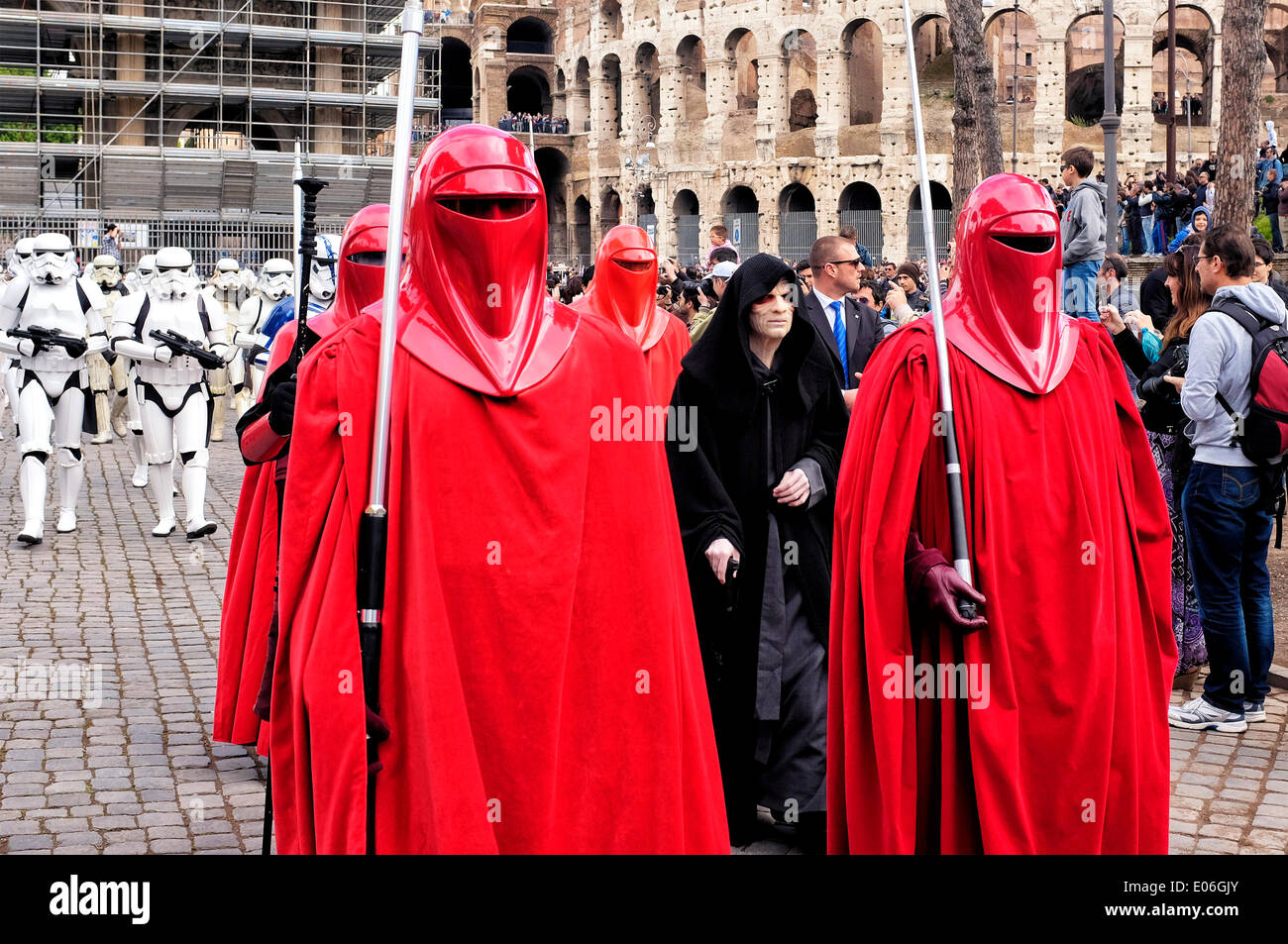Rom, Italien, 4. Mai 2014 Star Wars Fans feiern 4. Mai (die Kraft) vor dem Kolosseum Credit: Fabrizio Troiani/Alamy leben Nachrichten Stockfoto