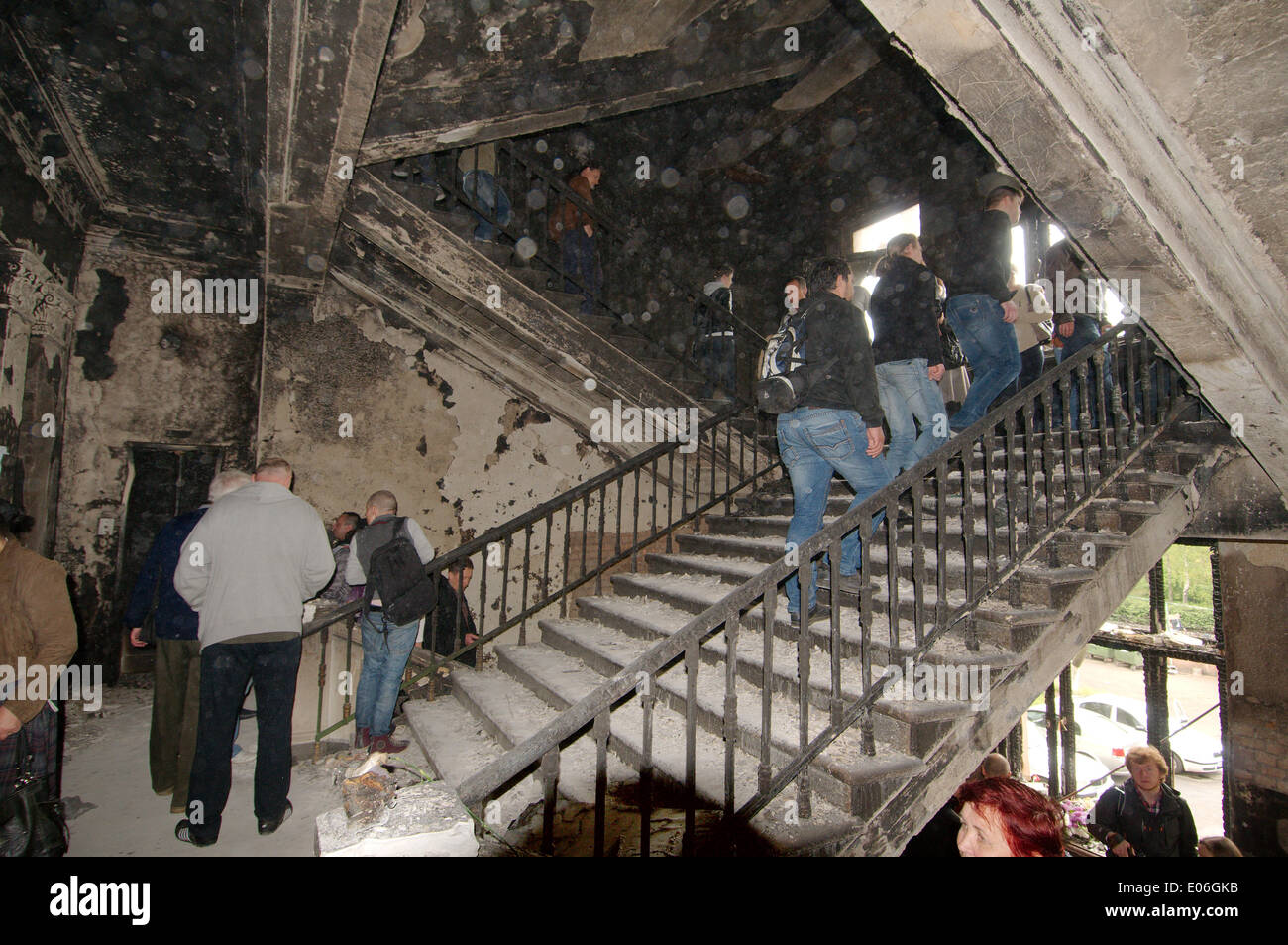 Odessa, Ukraine. 4. Mai 2014. Die verbrannten Trades Union Building in Odessa, Ukraine. Leute kamen zu Ehren von 42 Anhänger der Föderalisierung der Ukraine, die lebendig verbrannt wurden von den Anhängern der Aufbau einer einheitlichen Ukraine, Molotowcocktails (Brandsatz) Credit warf: Andrei Nekrassow/Alamy Live News Stockfoto