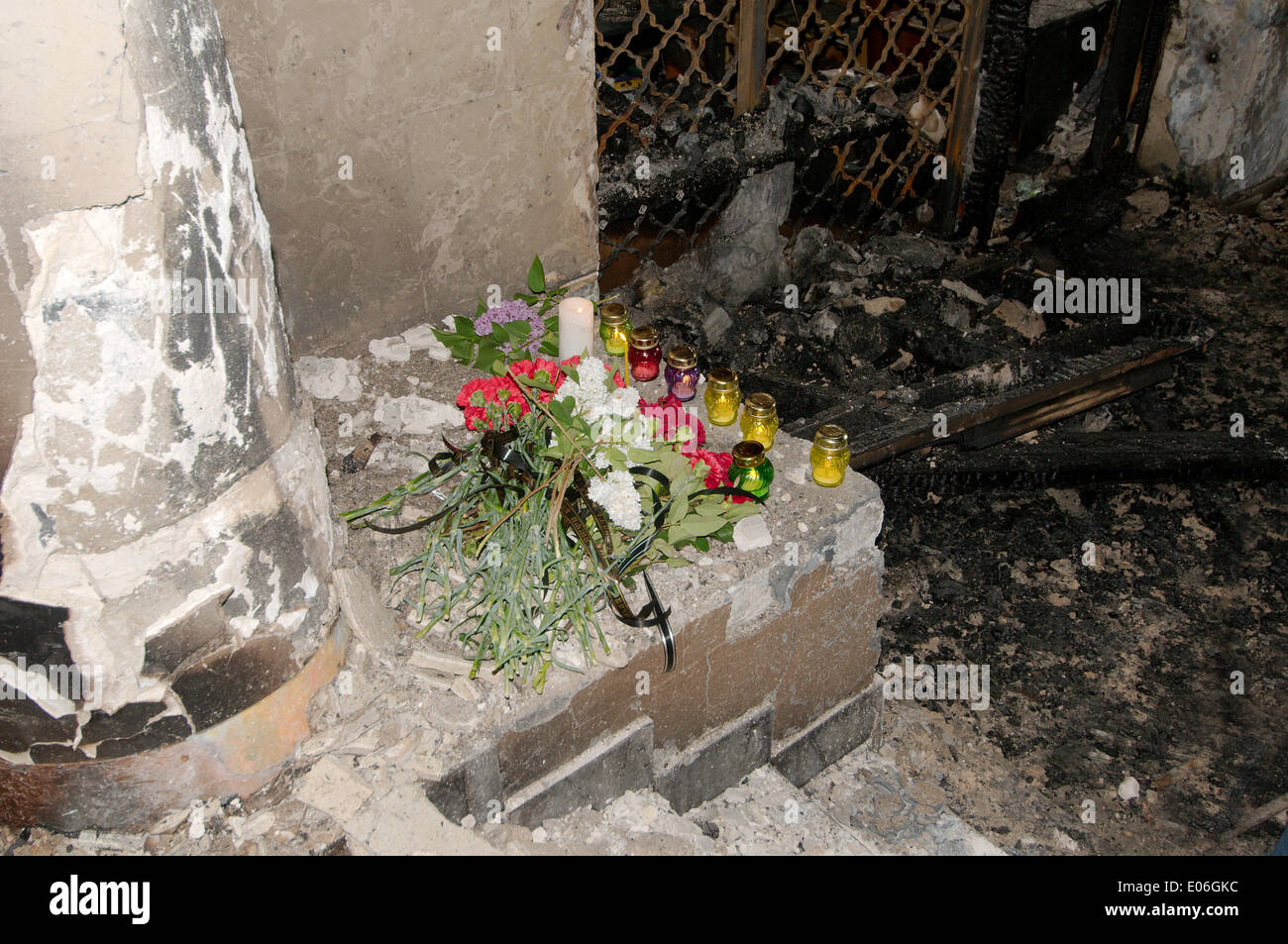 Odessa, Ukraine. 4. Mai 2014. Die verbrannten Trades Union Building in Odessa, Ukraine. Leute kamen zu Ehren von 42 Anhänger der Föderalisierung der Ukraine, die lebendig verbrannt wurden von den Anhängern der Aufbau einer einheitlichen Ukraine, Molotowcocktails (Brandsatz) Credit warf: Andrei Nekrassow/Alamy Live News Stockfoto
