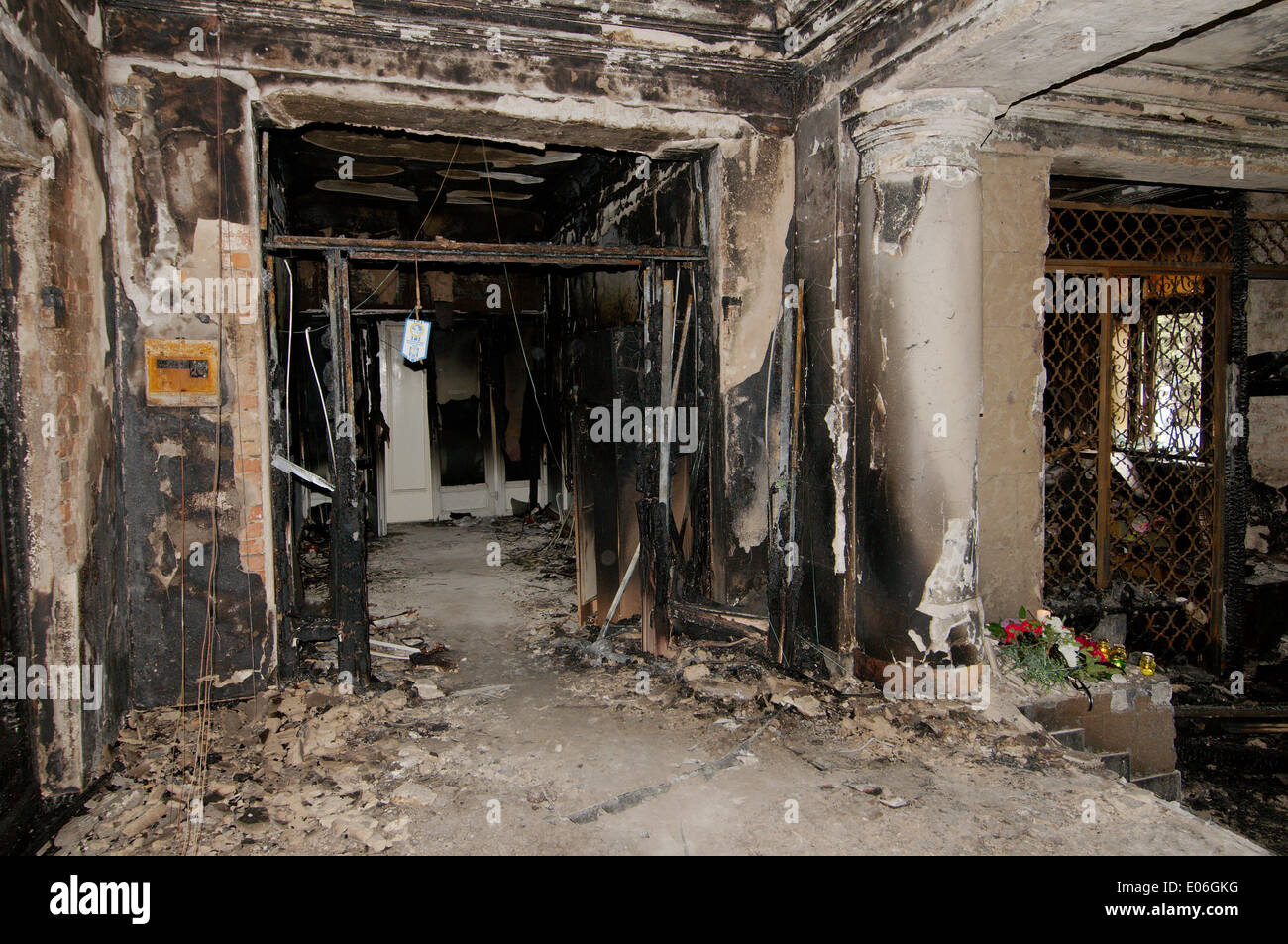 Odessa, Ukraine. 4. Mai 2014. Die verbrannten Trades Union Building in Odessa, Ukraine. Leute kamen zu Ehren von 42 Anhänger der Föderalisierung der Ukraine, die lebendig verbrannt wurden von den Anhängern der Aufbau einer einheitlichen Ukraine, Molotowcocktails (Brandsatz) Credit warf: Andrei Nekrassow/Alamy Live News Stockfoto