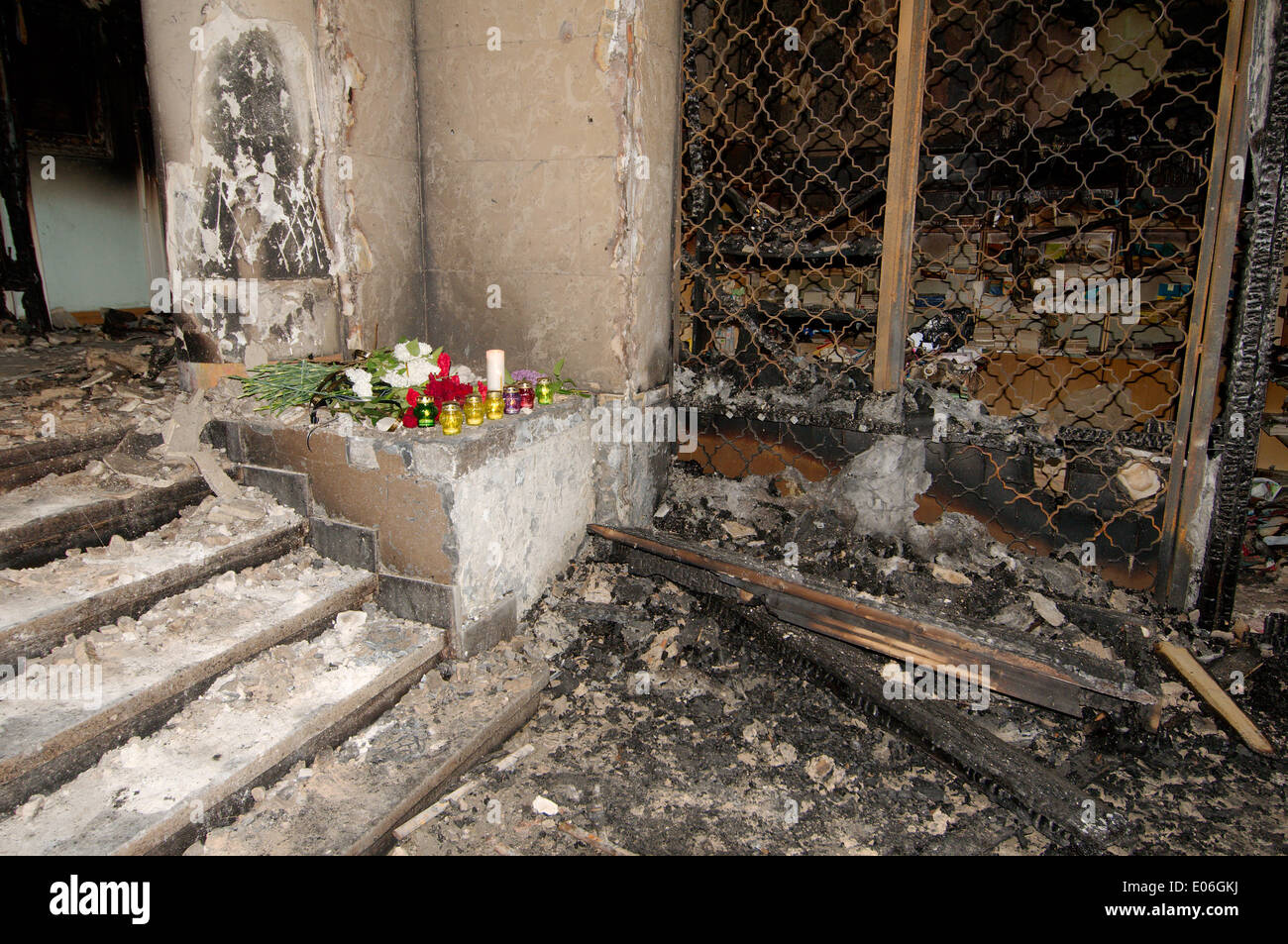 Odessa, Ukraine. 4. Mai 2014. Die verbrannten Trades Union Building in Odessa, Ukraine. Leute kamen zu Ehren von 42 Anhänger der Föderalisierung der Ukraine, die lebendig verbrannt wurden von den Anhängern der Aufbau einer einheitlichen Ukraine, Molotowcocktails (Brandsatz) Credit warf: Andrei Nekrassow/Alamy Live News Stockfoto