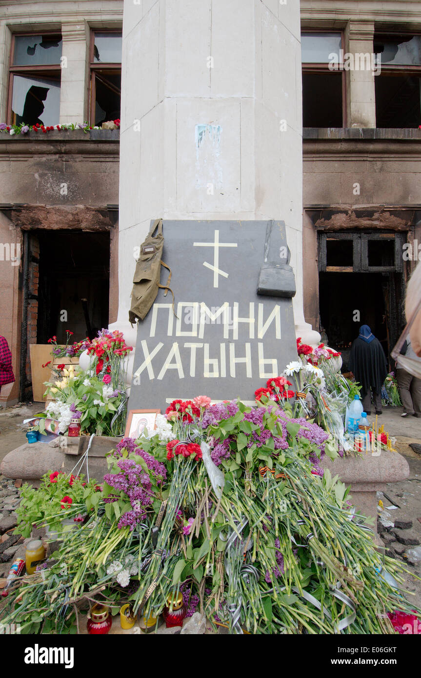 Odessa, Ukraine. 4. Mai 2014. Die verbrannten Trades Union Building in Odessa, Ukraine. Leute kamen zu Ehren von 42 Anhänger der Föderalisierung der Ukraine, die lebendig verbrannt wurden von den Anhängern der Aufbau einer einheitlichen Ukraine, Molotowcocktails (Brandsatz) Credit warf: Andrei Nekrassow/Alamy Live News Stockfoto