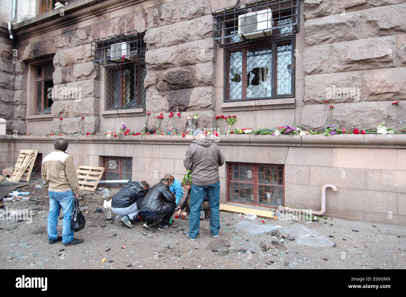 Odessa, Ukraine. 4. Mai 2014. Die verbrannten Trades Union Building in Odessa, Ukraine. Leute kamen zu Ehren von 42 Anhänger der Föderalisierung der Ukraine, die lebendig verbrannt wurden von den Anhängern der Aufbau einer einheitlichen Ukraine, Molotowcocktails (Brandsatz) Credit warf: Andrei Nekrassow/Alamy Live News Stockfoto
