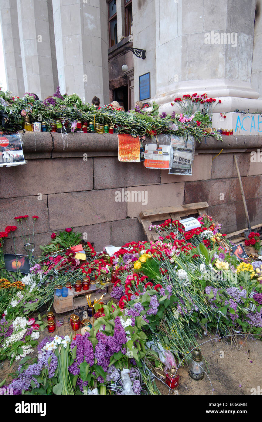 Odessa, Ukraine. 4. Mai 2014. Die verbrannten Trades Union Building in Odessa, Ukraine. Leute kamen zu Ehren von 42 Anhänger der Föderalisierung der Ukraine, die lebendig verbrannt wurden von den Anhängern der Aufbau einer einheitlichen Ukraine, Molotowcocktails (Brandsatz) Credit warf: Andrei Nekrassow/Alamy Live News Stockfoto