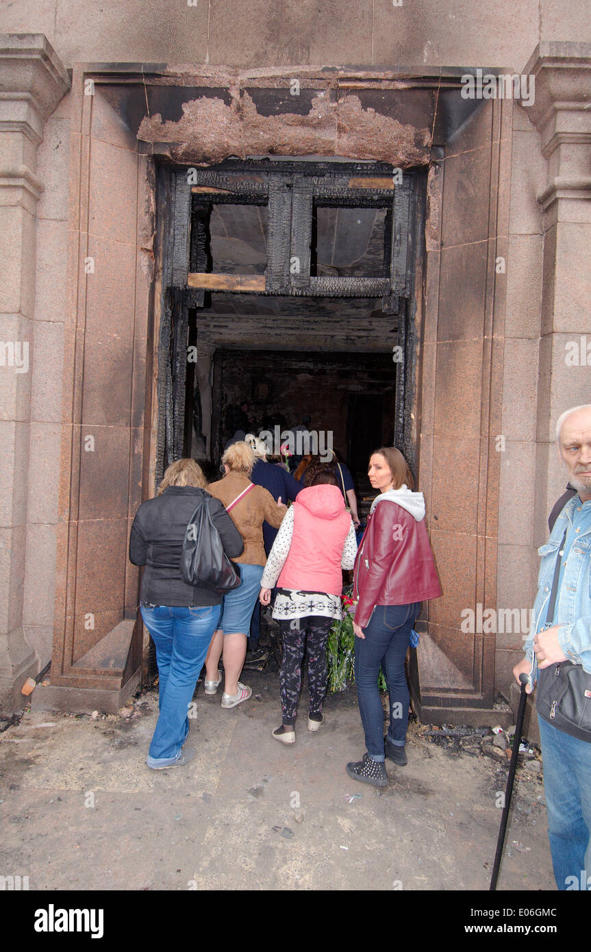 Odessa, Ukraine. 4. Mai 2014. Die verbrannten Trades Union Building in Odessa, Ukraine. Leute kamen zu Ehren von 42 Anhänger der Föderalisierung der Ukraine, die lebendig verbrannt wurden von den Anhängern der Aufbau einer einheitlichen Ukraine, Molotowcocktails (Brandsatz) Credit warf: Andrei Nekrassow/Alamy Live News Stockfoto