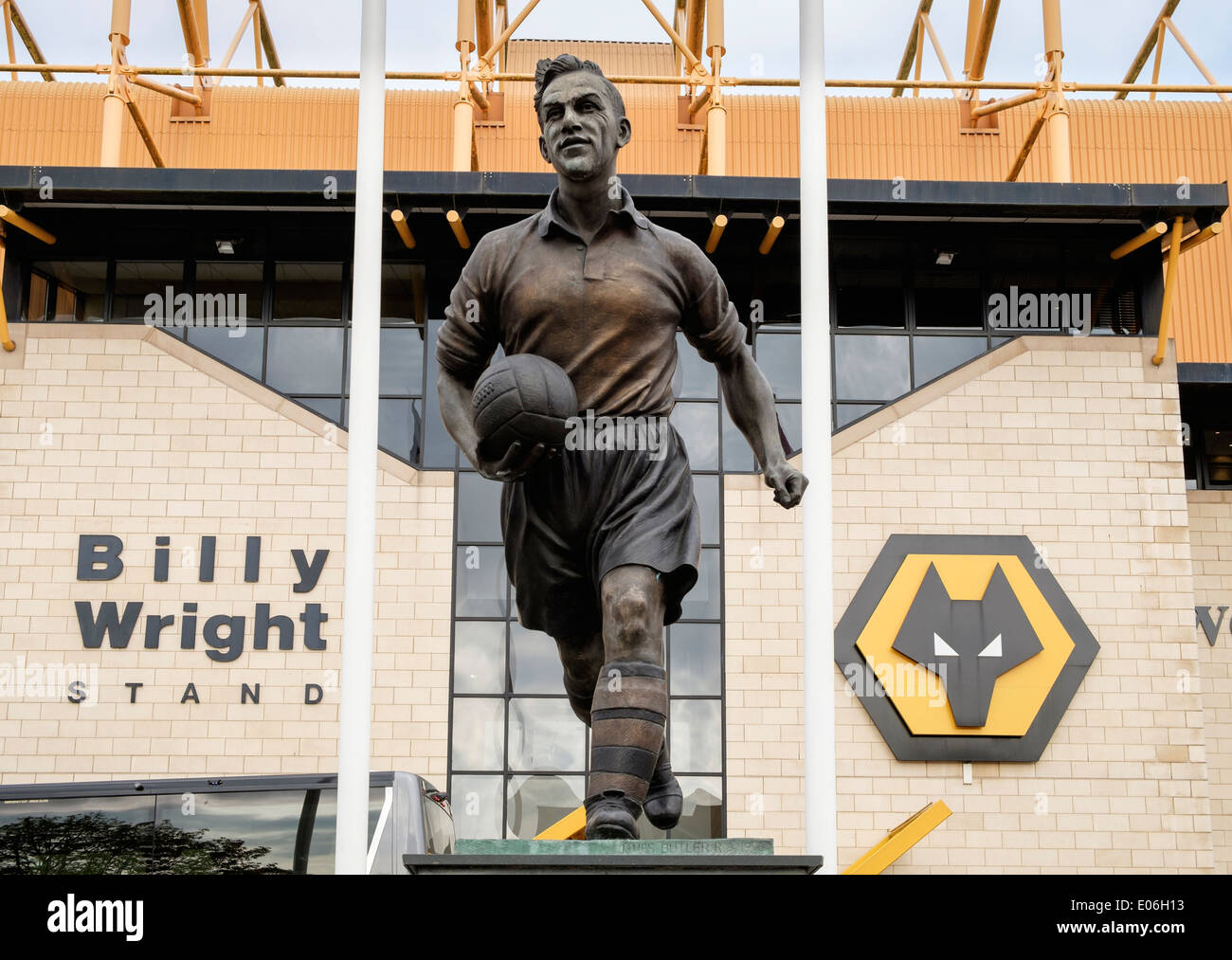 Die Billy Wright statue draußen stehen an Molineux Stadium für Wolverhampton Wanderers oder Wölfe Football Club. Wolverhampton West Midlands England Großbritannien Stockfoto