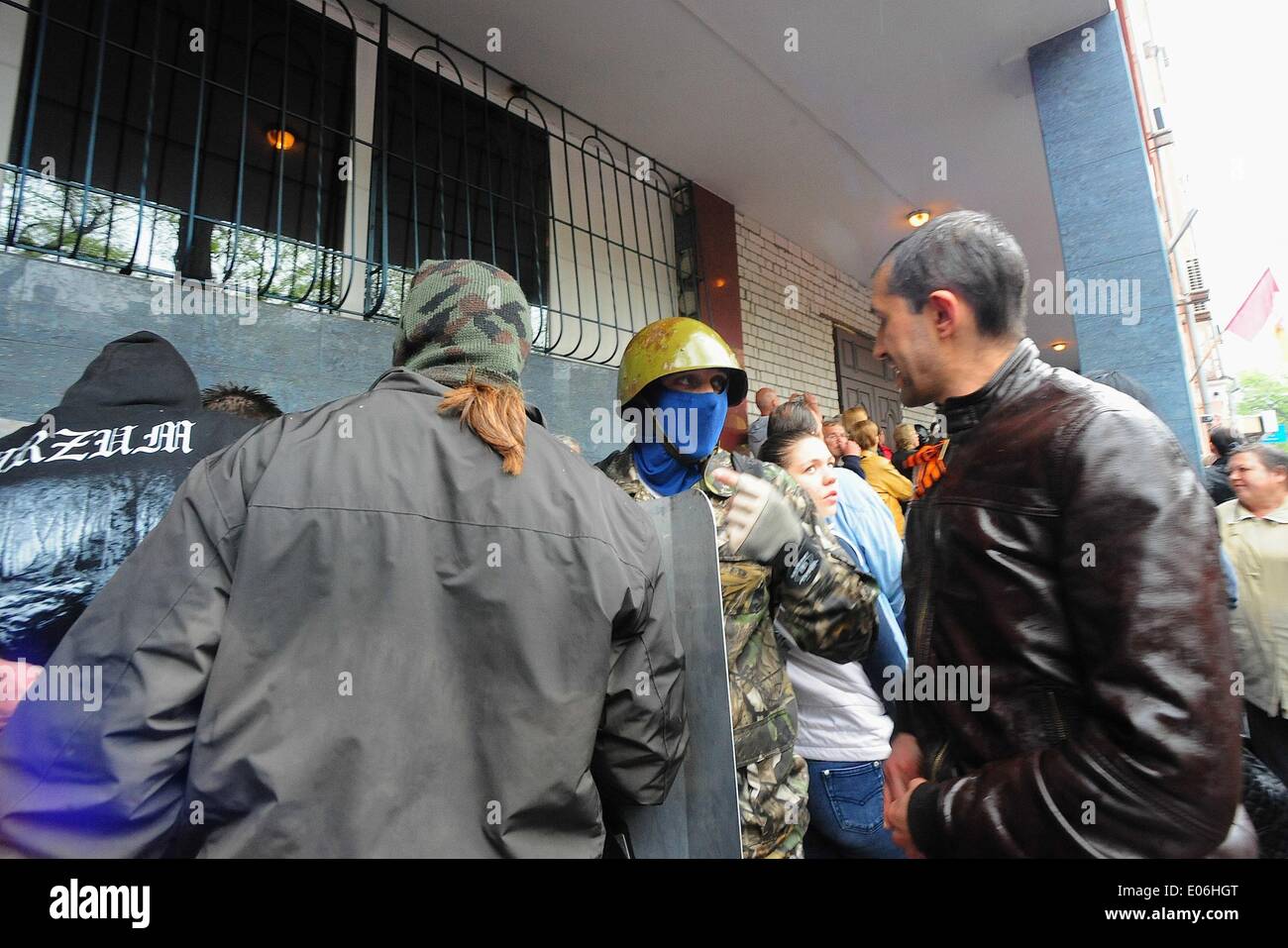 Odessa, Ukraine. 4. Mai 2014. Pro-Russen Angriff Odessa Polizeipräsidium. Auseinandersetzungen kommen als handelnde PM Arsenly Yatsenyuk Odessa besucht. Die Demonstranten fordern verhafteten nach freitags Unruhen werden freigegeben Credit: Gail Orenstein/ZUMAPRESS.com/Alamy Live News Stockfoto