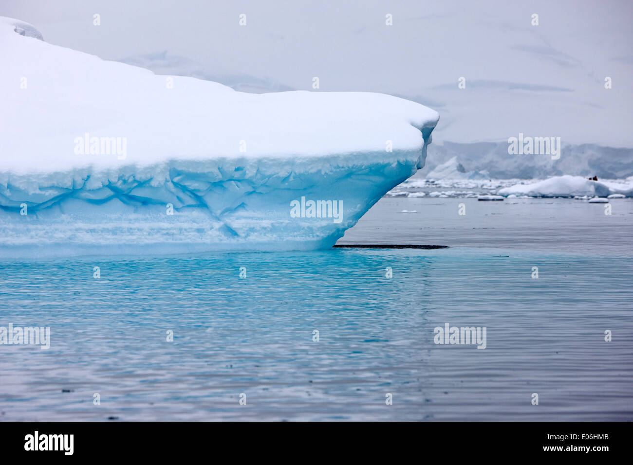 Schnee bedeckte Schelfeis fallen ins Meer bei Fournier Bay Antarctica Stockfoto